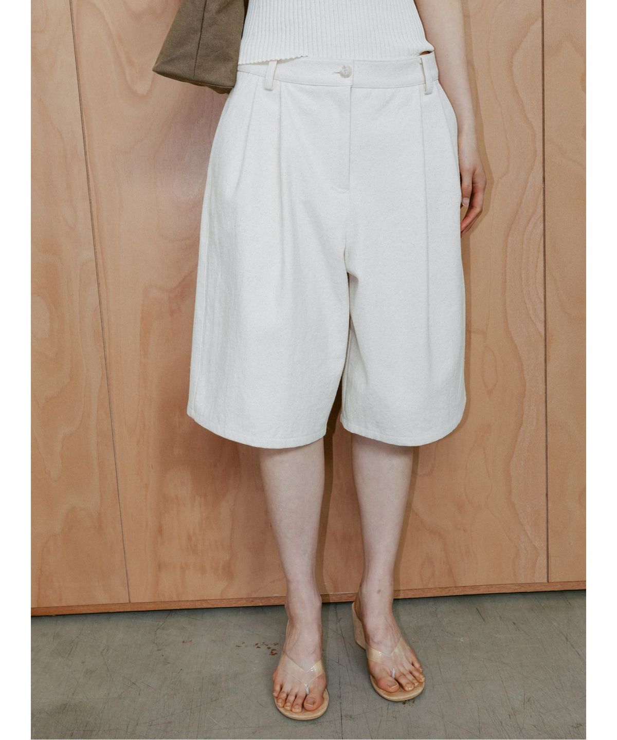 디애퍼처(THE APERTURE) Classic Bermuda Pants  Ivory (TA6425A020)