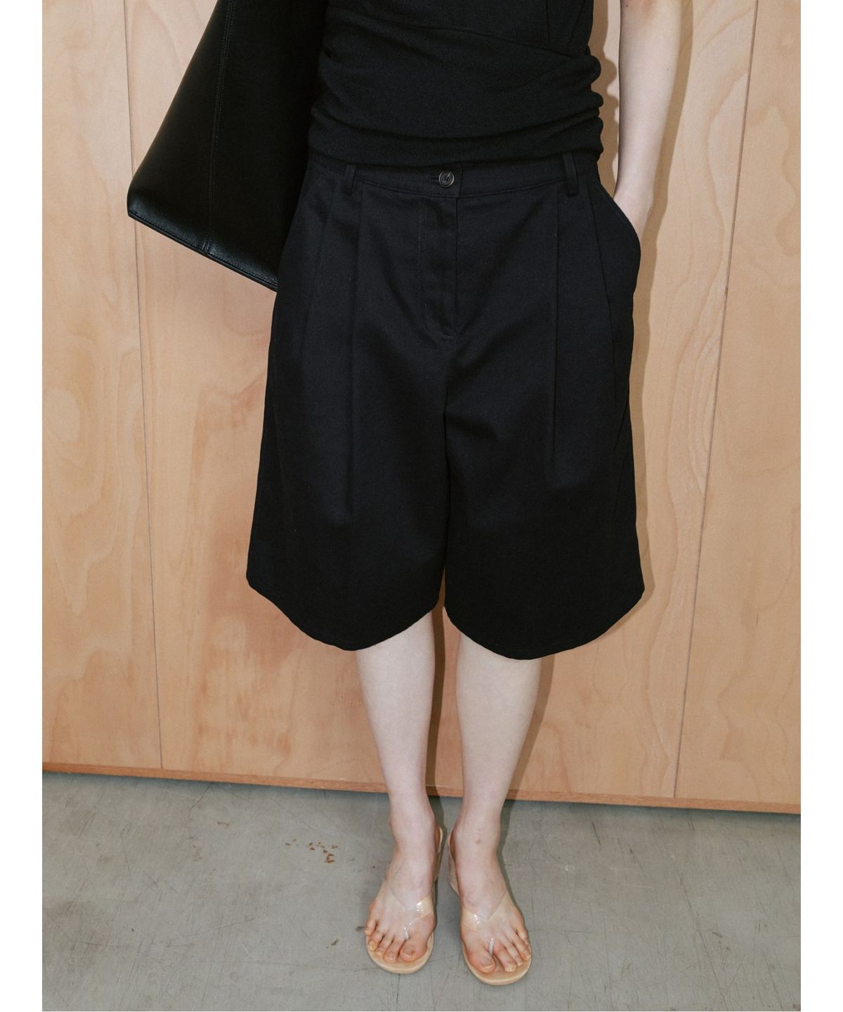 디애퍼처(THE APERTURE) Classic Bermuda Pants  Black (TA6425A025)