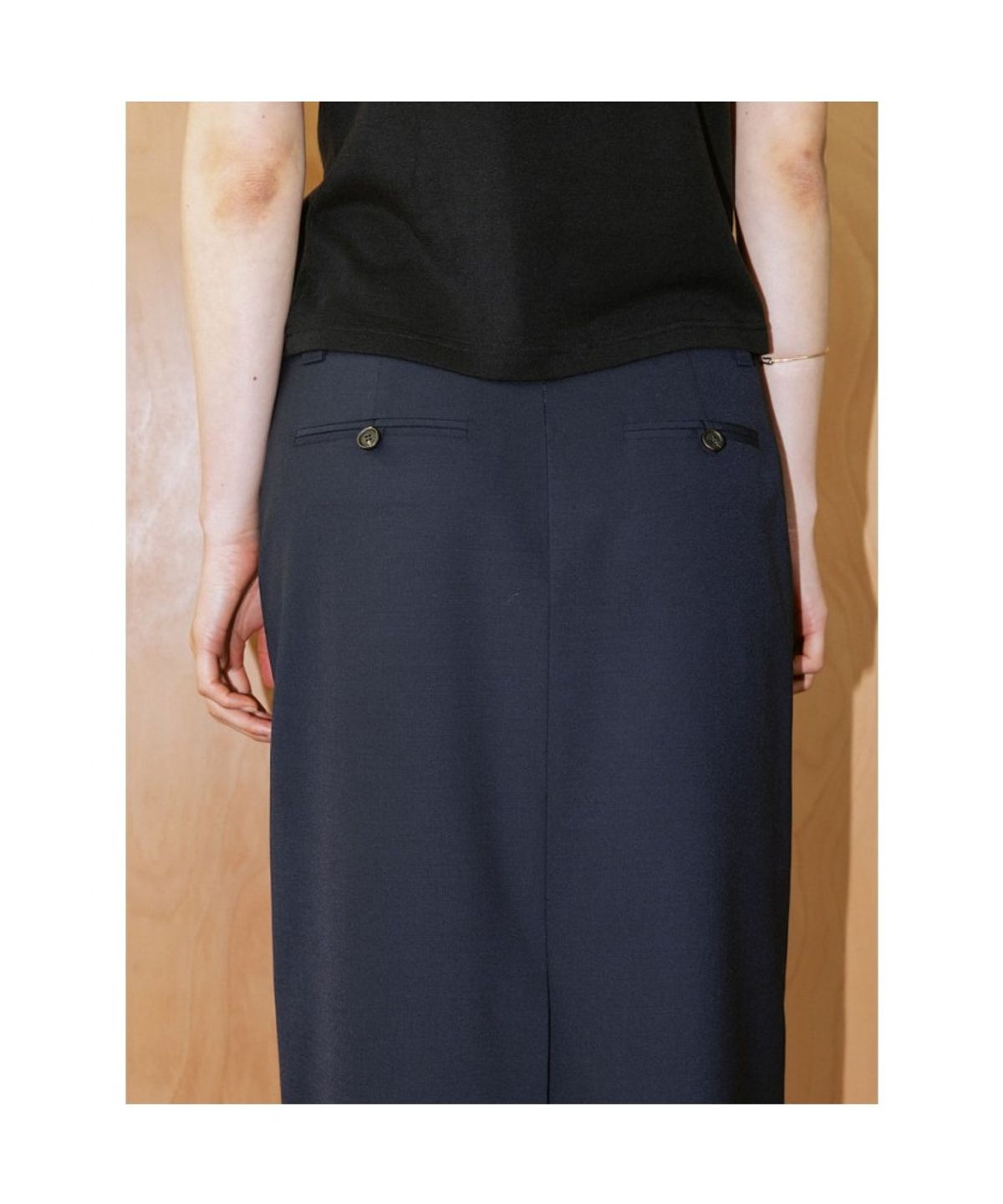 디애퍼처(THE APERTURE) Jo Midi H Line Skirt  Navy (TA6427A12R)