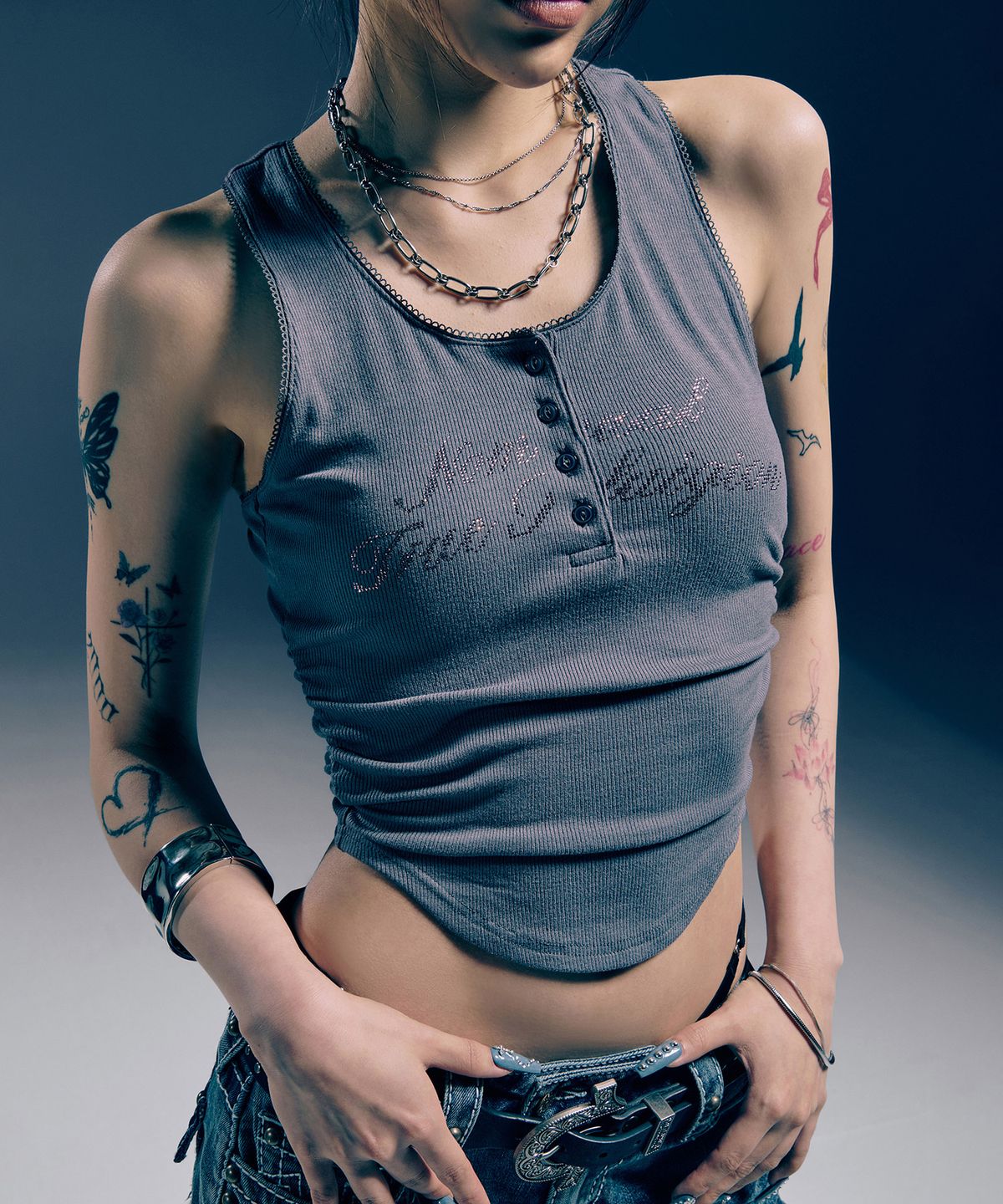 노매뉴얼(NOMANUAL) NO RELIGION SHIRRING SLEEVELESS TEE - CHARCOAL