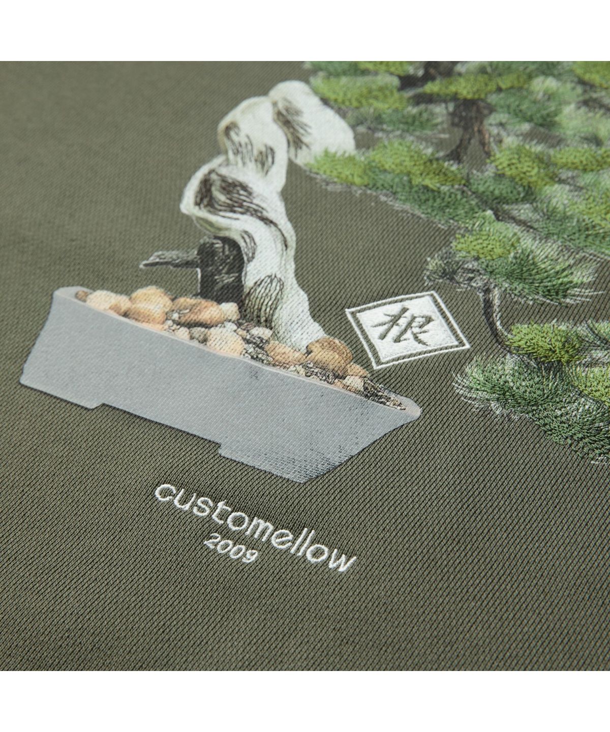 커스텀멜로우(CUSTOMELLOW) [TRC Bonsai] Khaki Bonsai Artwork Sweatshirt CWTAM26595KHX