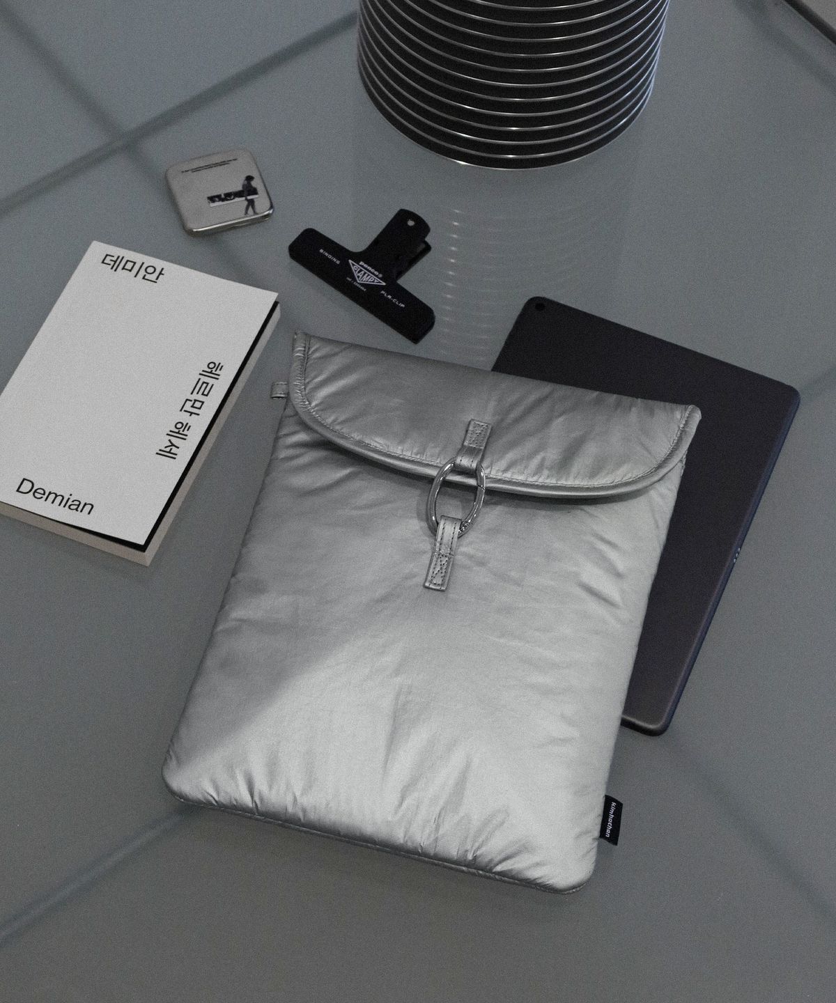 김하찬(KIMHACHAN) 글로시 타이벡 카라비너 태블릿 파우치 - 2 Colors / 2 Sizes