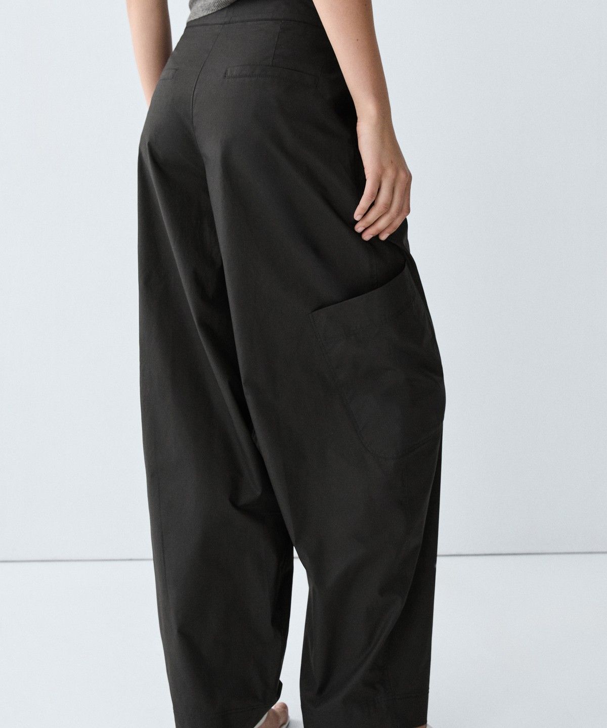 마시모두띠(MASSIMO DUTTI) 카고 스타일 배럴핏 팬츠
