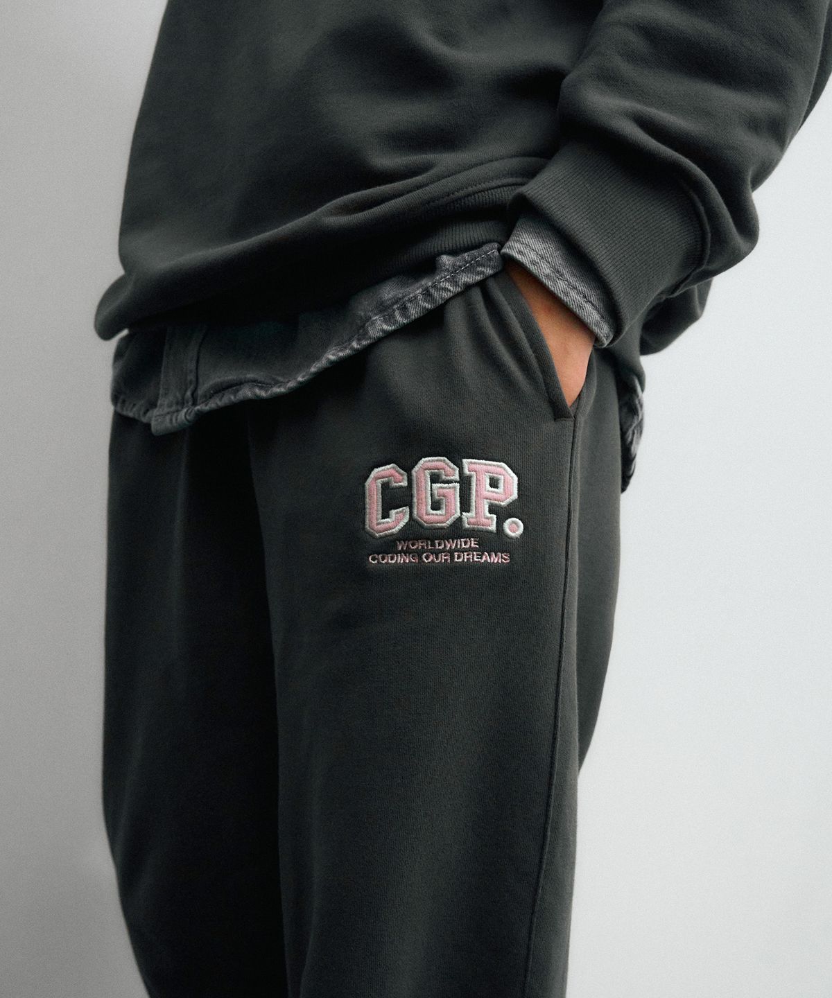 코드그라피(CGP) CGP 아치 로고 트레이닝 팬츠_차콜