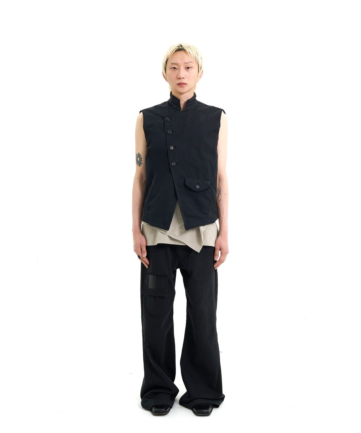 래크로프(LACKROPE) ASYMMETRIC RAW CUT VEST - BLACK