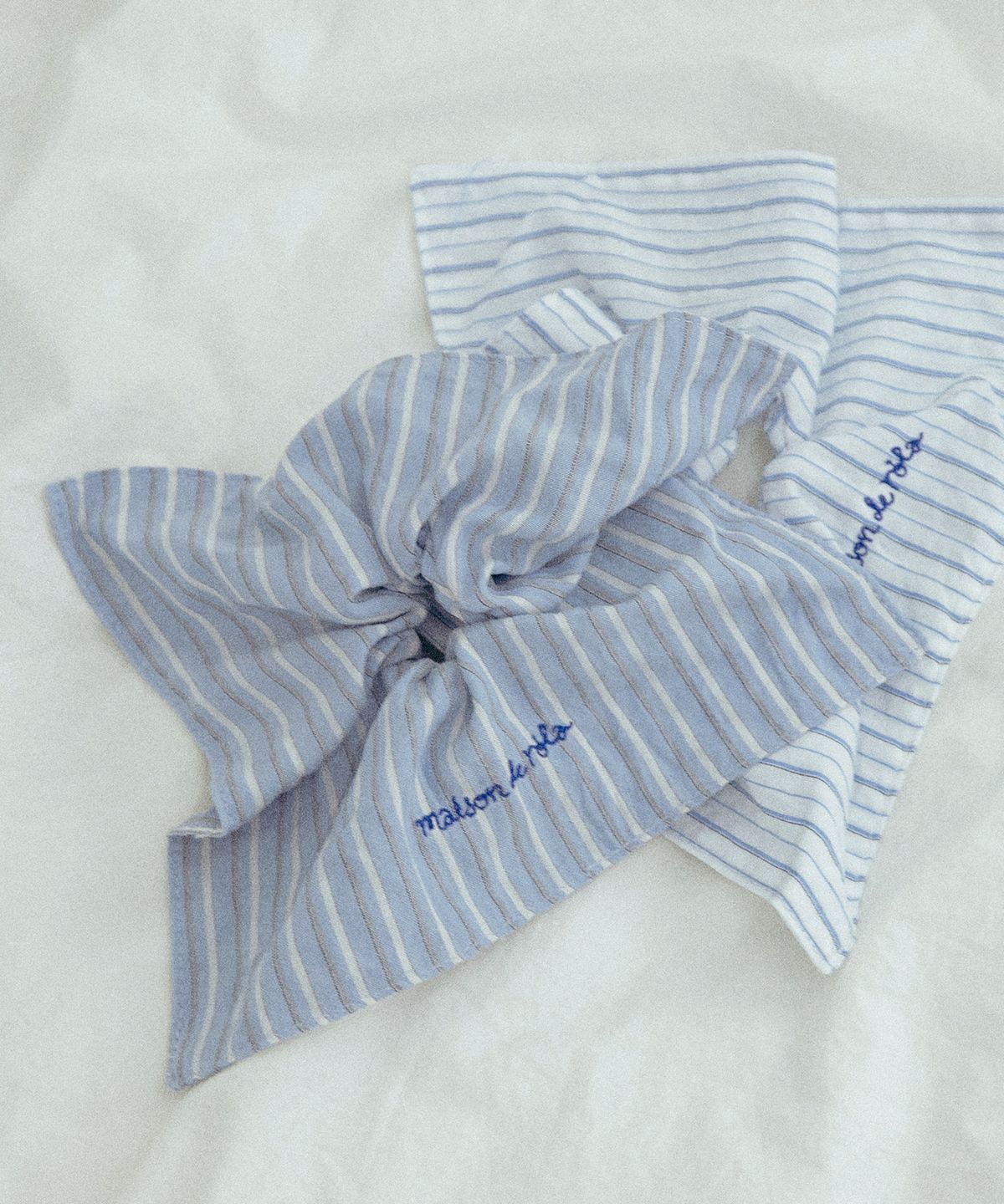 로라로라(ROLAROLA) STRIPE SCRUNCHY SKY