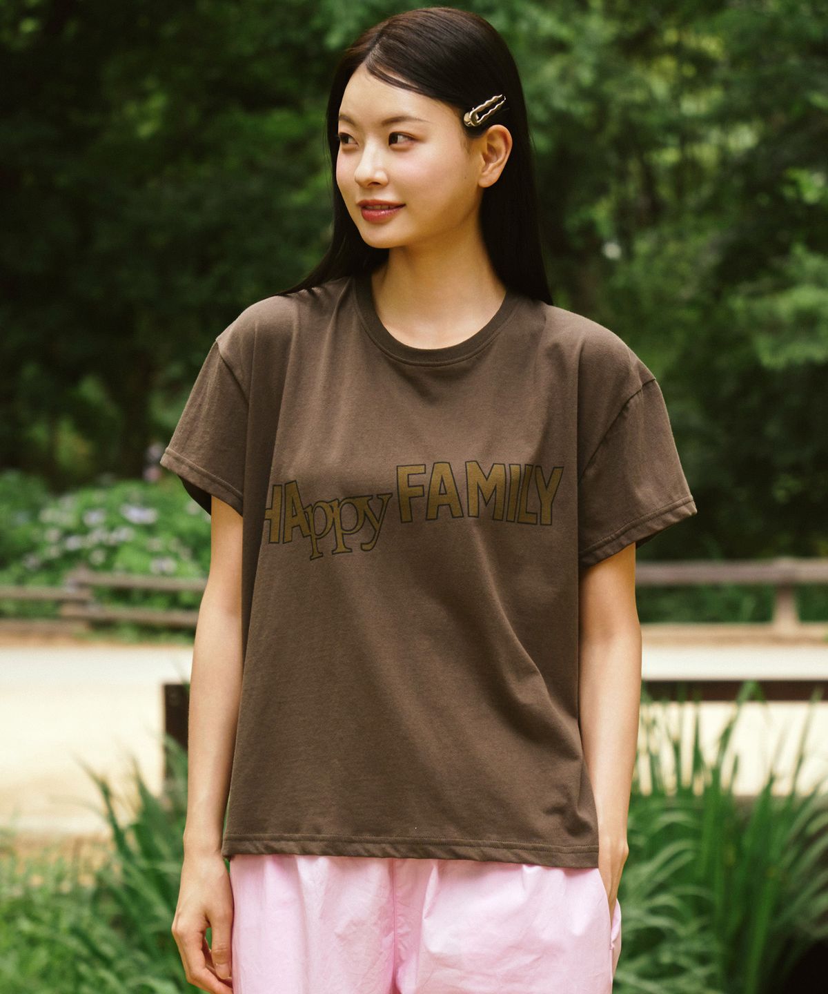 유니버스 가먼트(UNIVERSE GARMENT) Happy 패밀리 크롭 티셔츠_BROWN