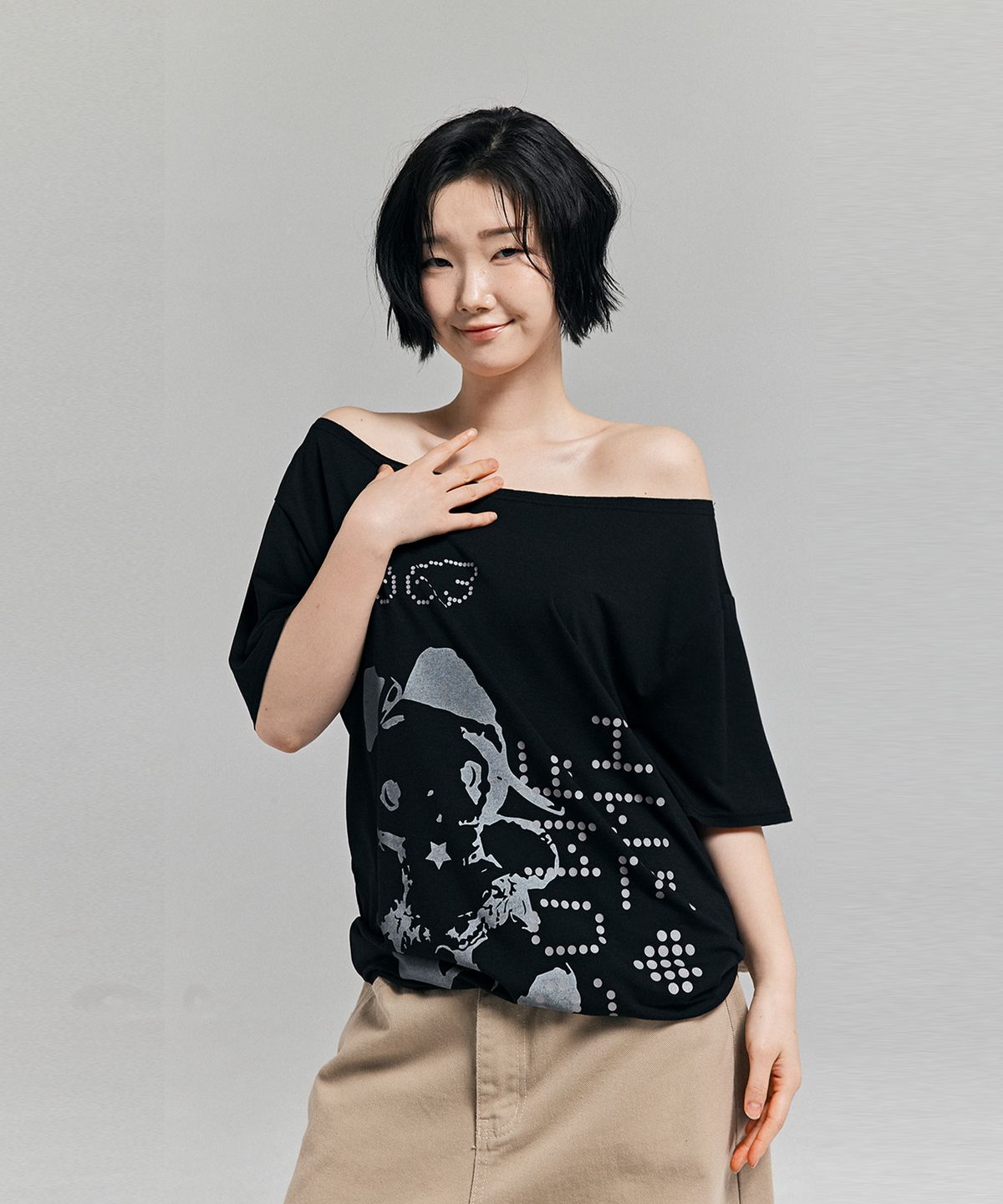 어썸스튜디오(AWESOME STUDIO) 베이비캣 원숄더 티셔츠 블랙