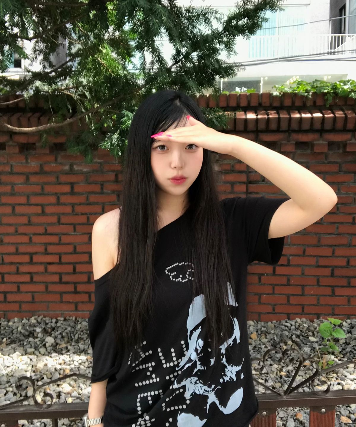 어썸스튜디오(AWESOME STUDIO) 베이비캣 원숄더 티셔츠 블랙