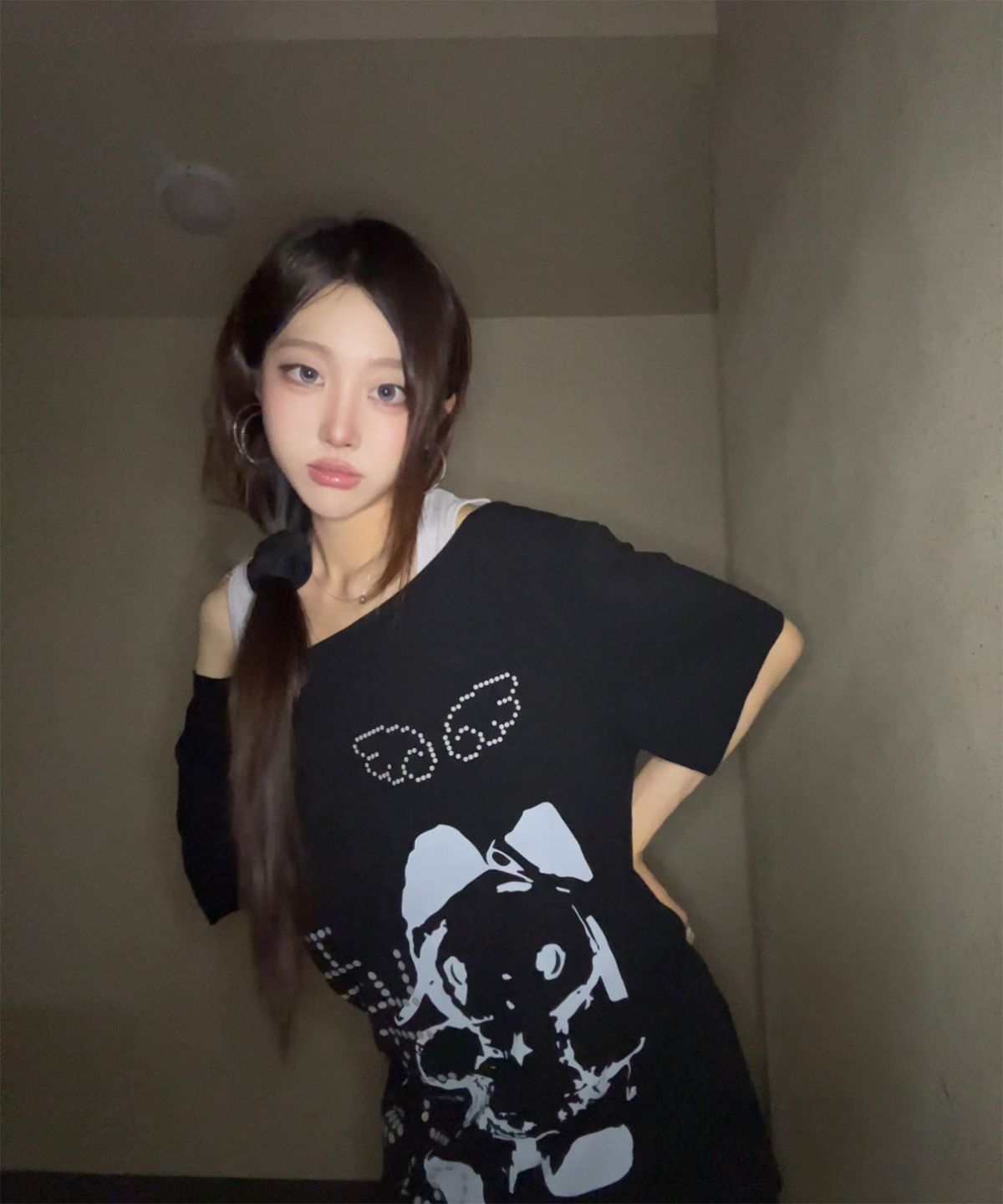 어썸스튜디오(AWESOME STUDIO) 베이비캣 원숄더 티셔츠 블랙