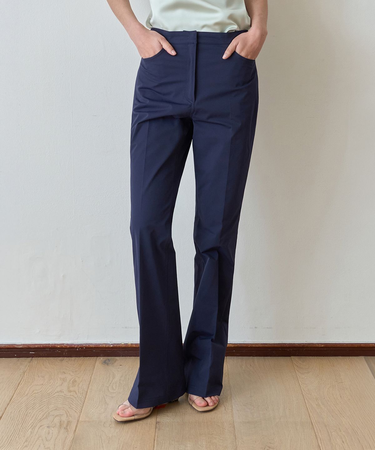 이보크에라(EVOKEERA) Lennon Mid-Rise Slim Bootcut Trousers(Deep Navy)