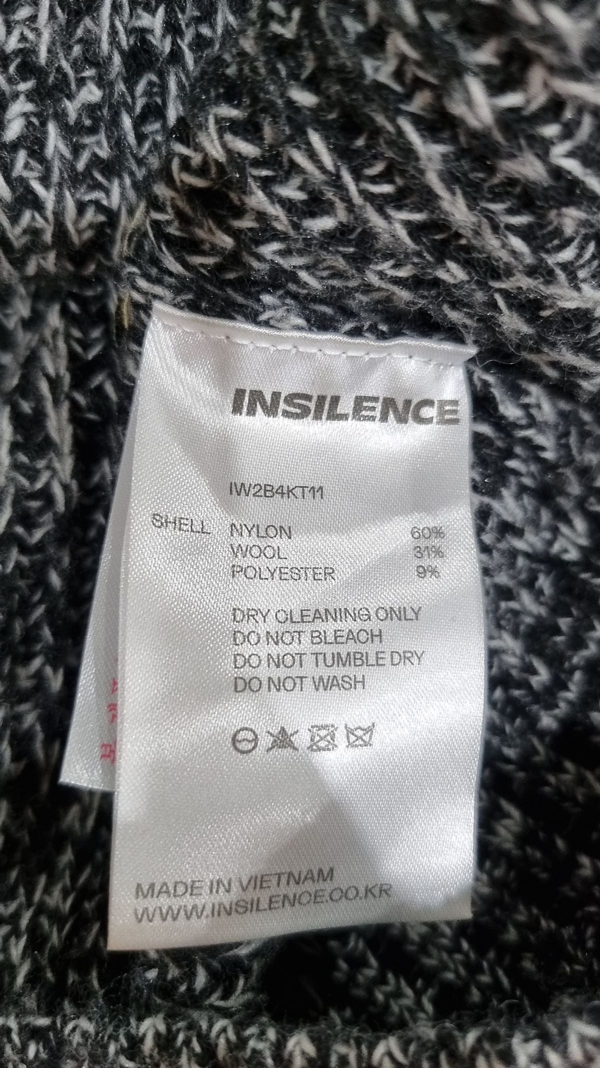 인사일런스(INSILENCE) 니트/스웨터