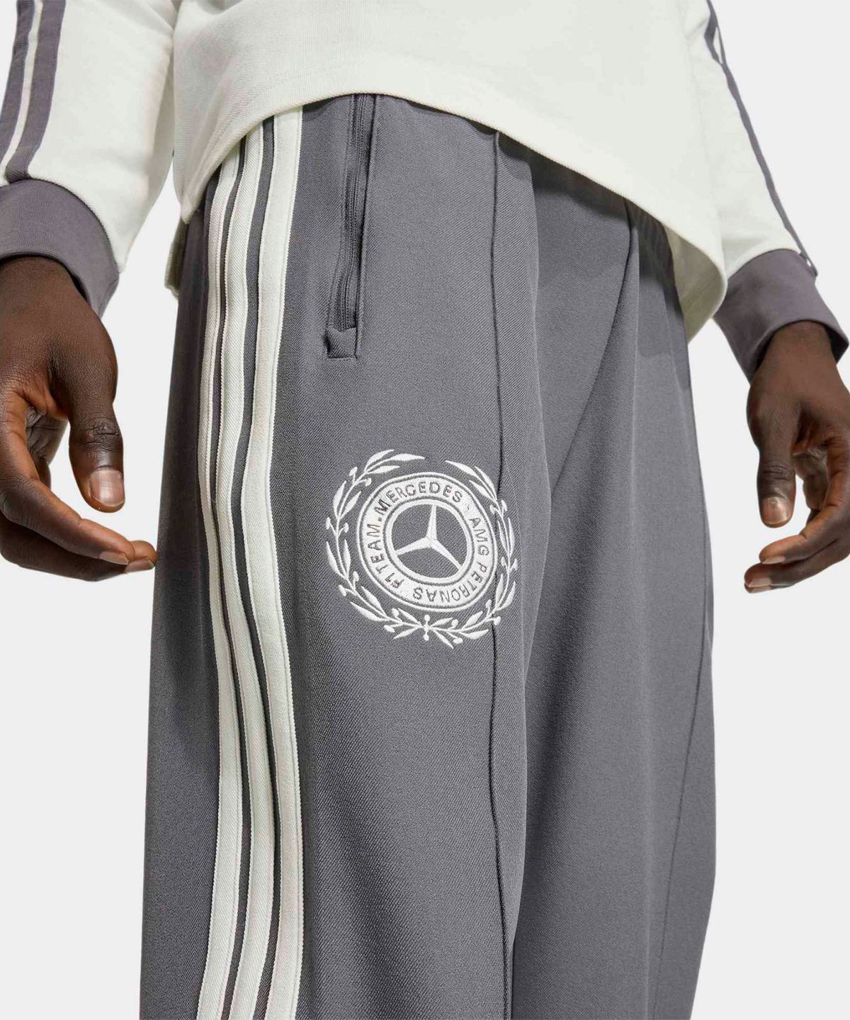 아디다스(ADIDAS) 메르세데스 - AMG F1 팀 실버 애로우 아이콘 남성 트랙 팬츠 - 그레이:화이트 / KR3571