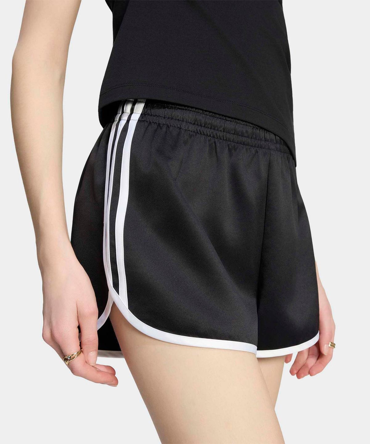 아디다스(ADIDAS) 새틴 3S 스프린터 숏 팬츠 - 블랙:화이트 / KR4226