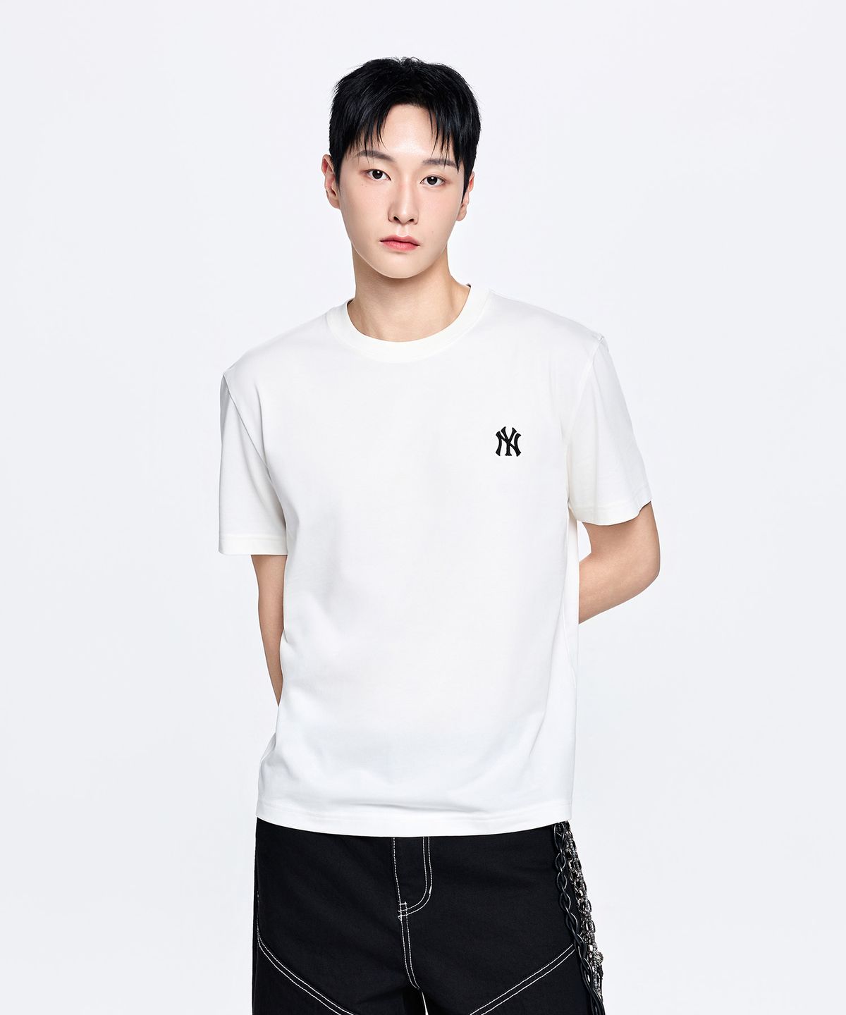 엠엘비(MLB) 베이직 스몰로고 레귤러핏 반팔 티셔츠 NY (Ivory)