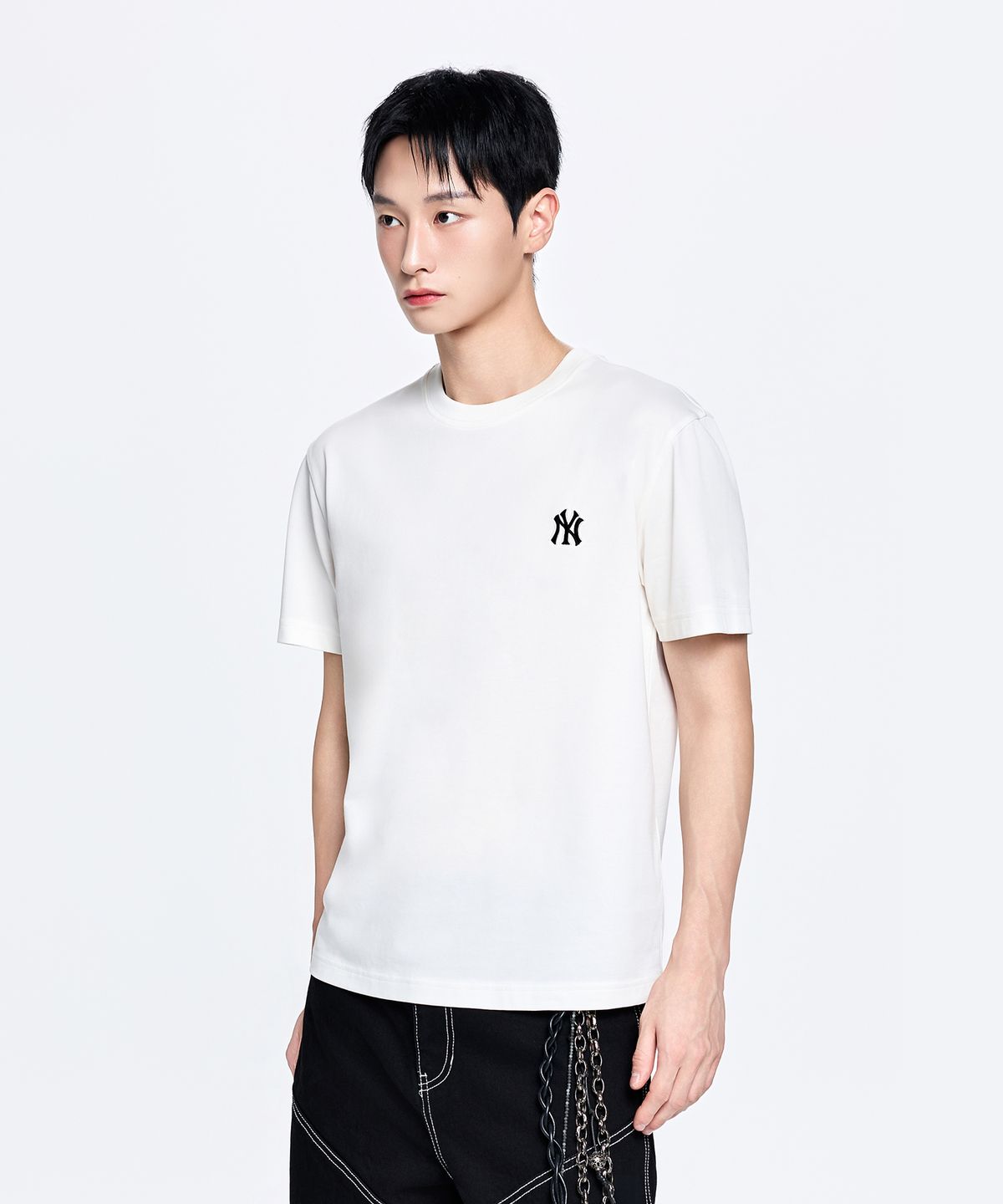 엠엘비(MLB) 베이직 스몰로고 레귤러핏 반팔 티셔츠 NY (Ivory)