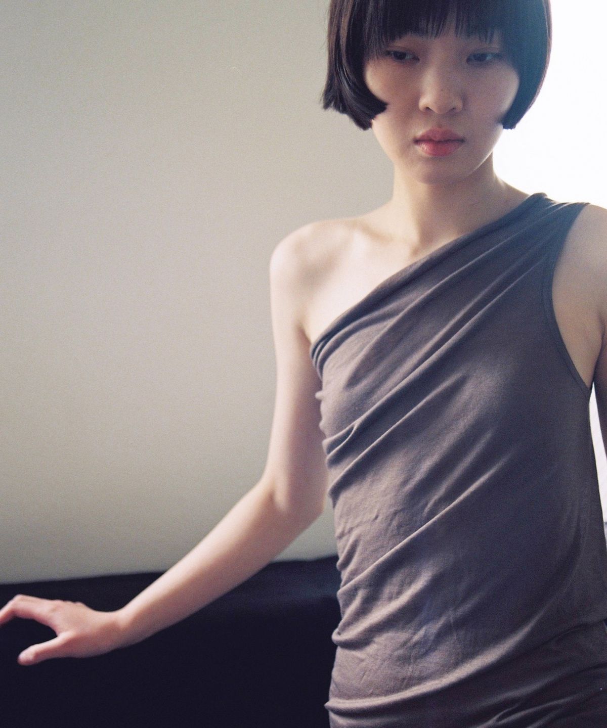모링가(MORINGA) One Shoulder Cut Off Top Brown