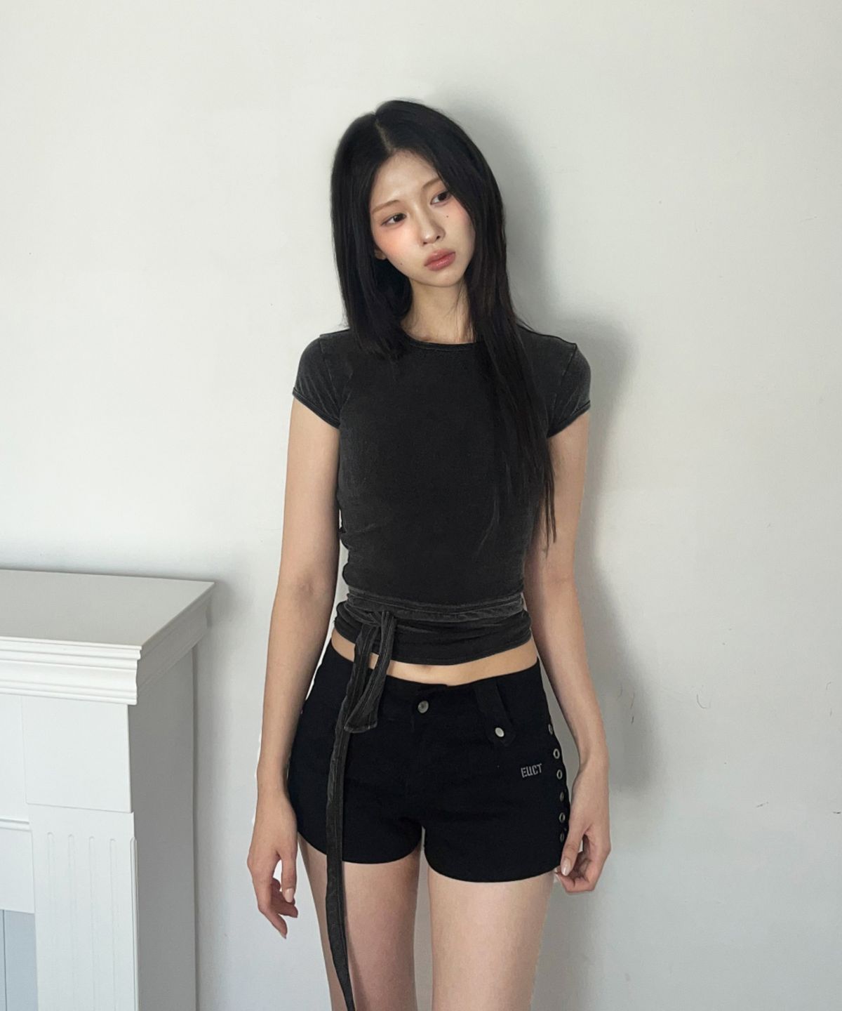 시아오시코(SIAOSIKO) 애시드 워시 허리 랩 타이 크롭 피그먼트 티