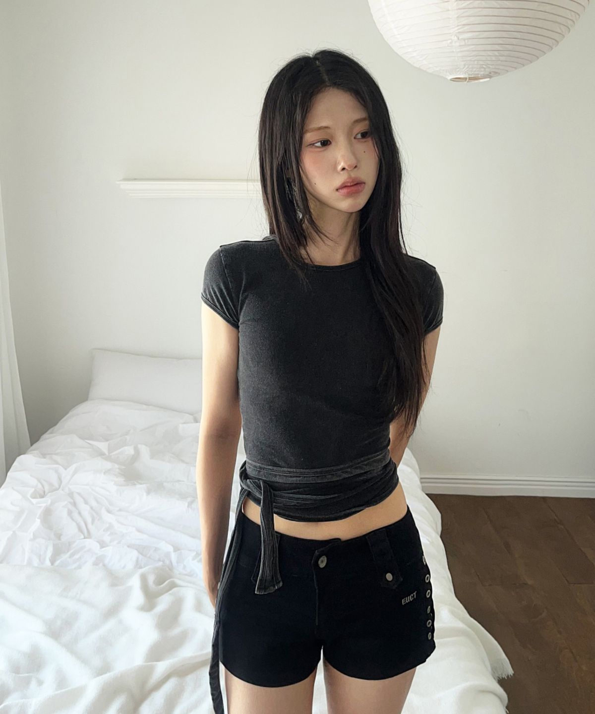 시아오시코(SIAOSIKO) 애시드 워시 허리 랩 타이 크롭 피그먼트 티