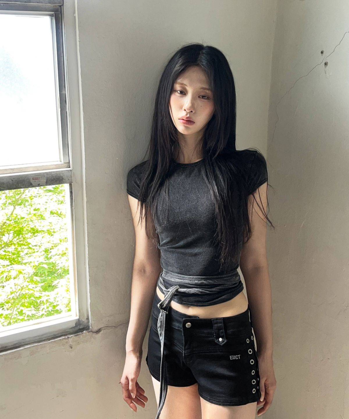 시아오시코(SIAOSIKO) 애시드 워시 허리 랩 타이 크롭 피그먼트 티