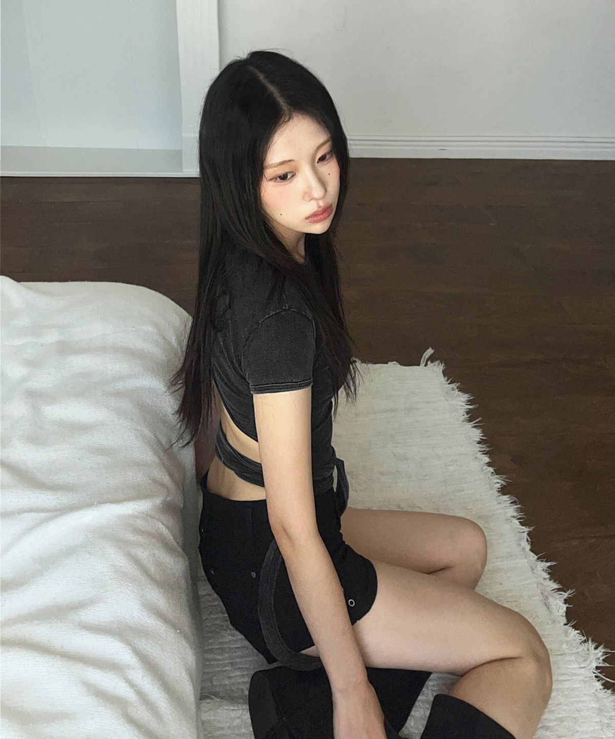 시아오시코(SIAOSIKO) 애시드 워시 허리 랩 타이 크롭 피그먼트 티