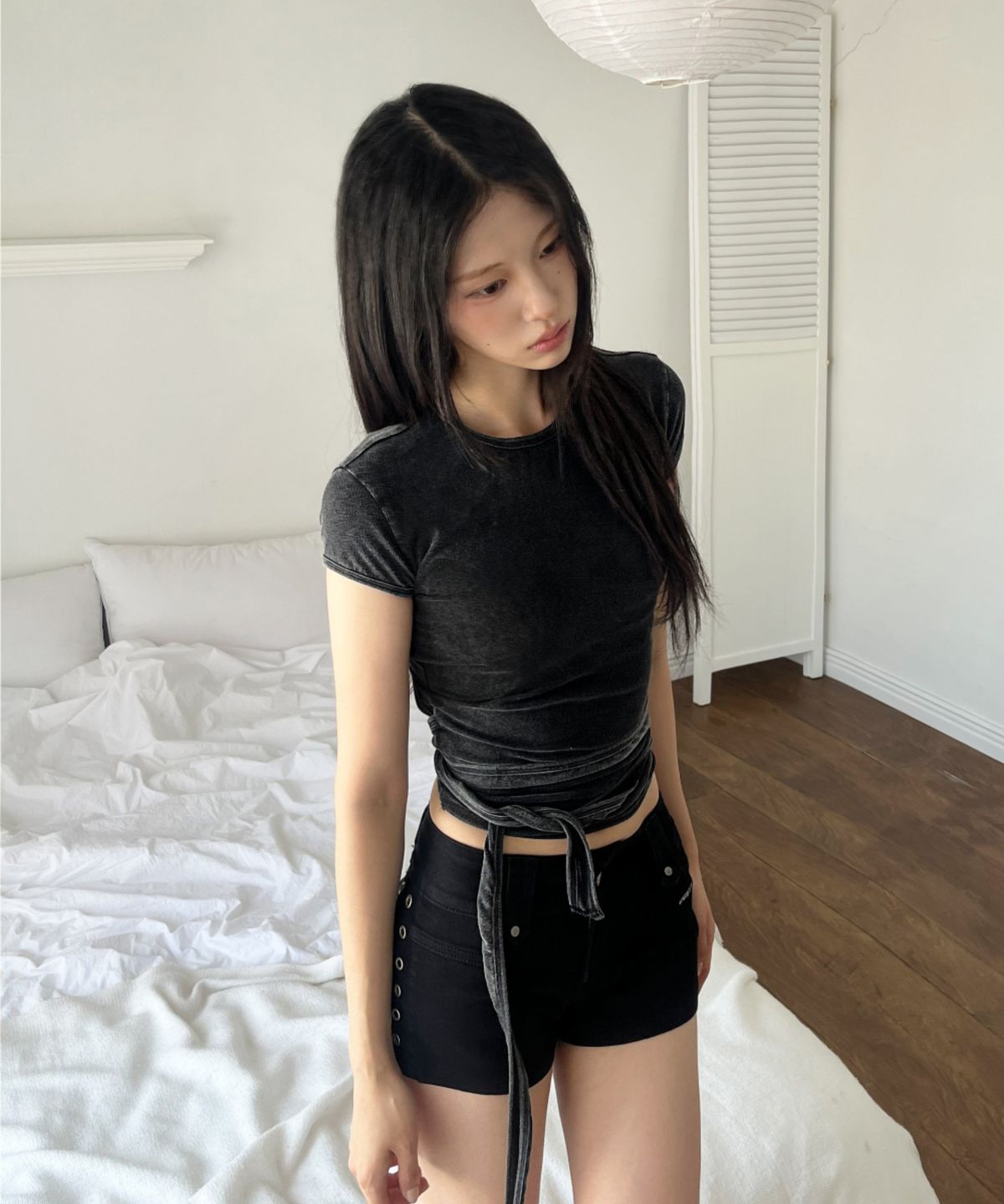 시아오시코(SIAOSIKO) 애시드 워시 허리 랩 타이 크롭 피그먼트 티