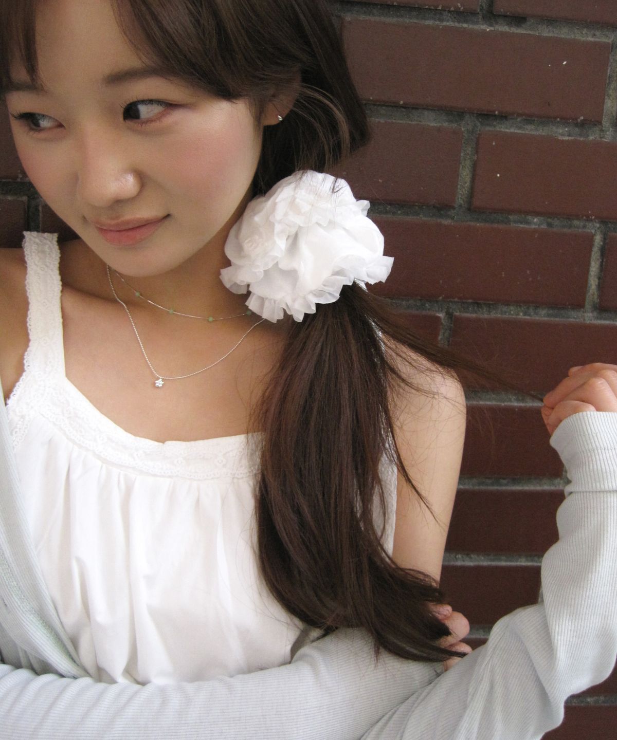 둥그런(DUNGEUREON) White Rose Scrunchie