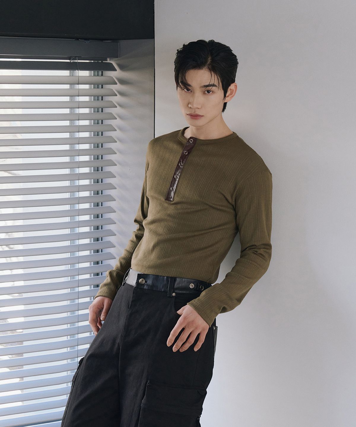 로랑서울(LAURANTSEOUL) Leather ribbed henley neck long sleeves(Khaki)