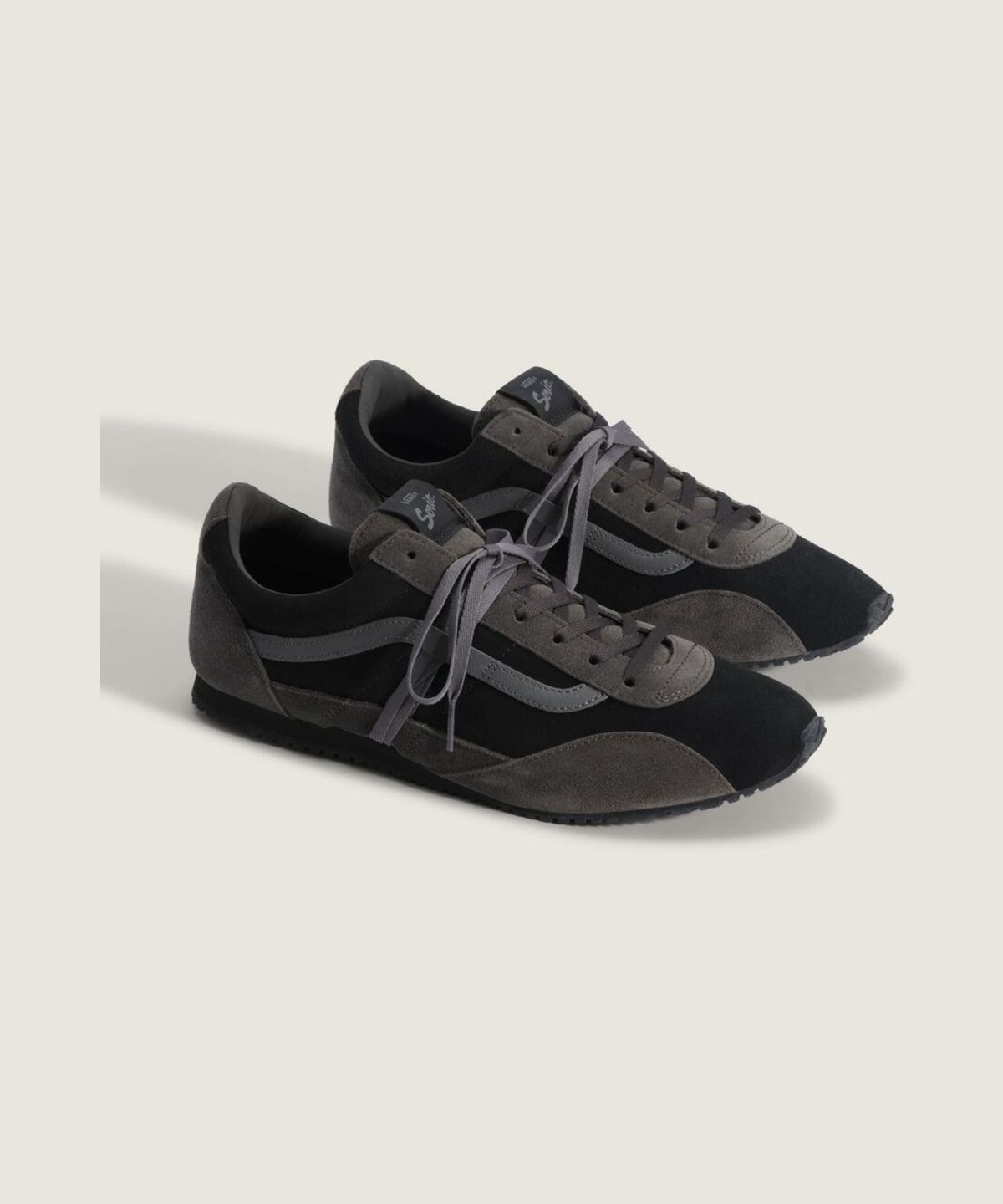 반스(VANS) 프리미엄 슈퍼 로우 프로 트레이너 LX - (엘리베이티드 스웨이드) 블랙:다크그레이 / VN000EHNGAP1