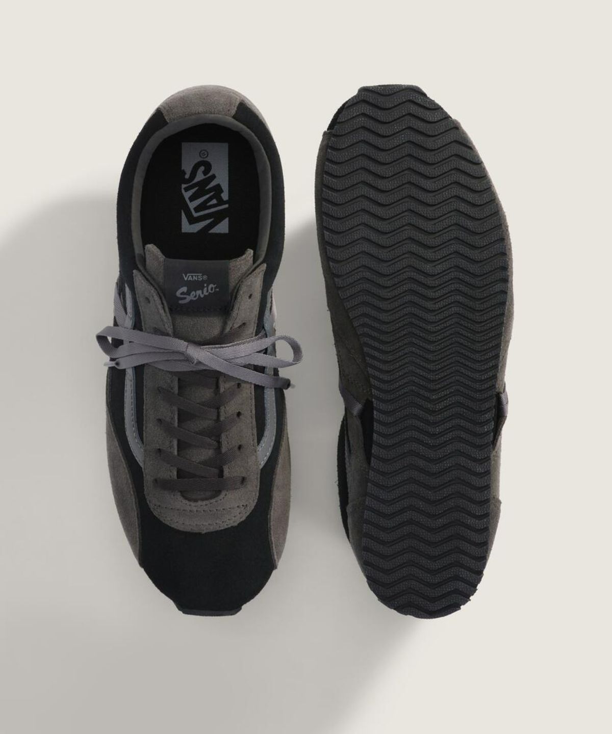 반스(VANS) 프리미엄 슈퍼 로우 프로 트레이너 LX - (엘리베이티드 스웨이드) 블랙:다크그레이 / VN000EHNGAP1