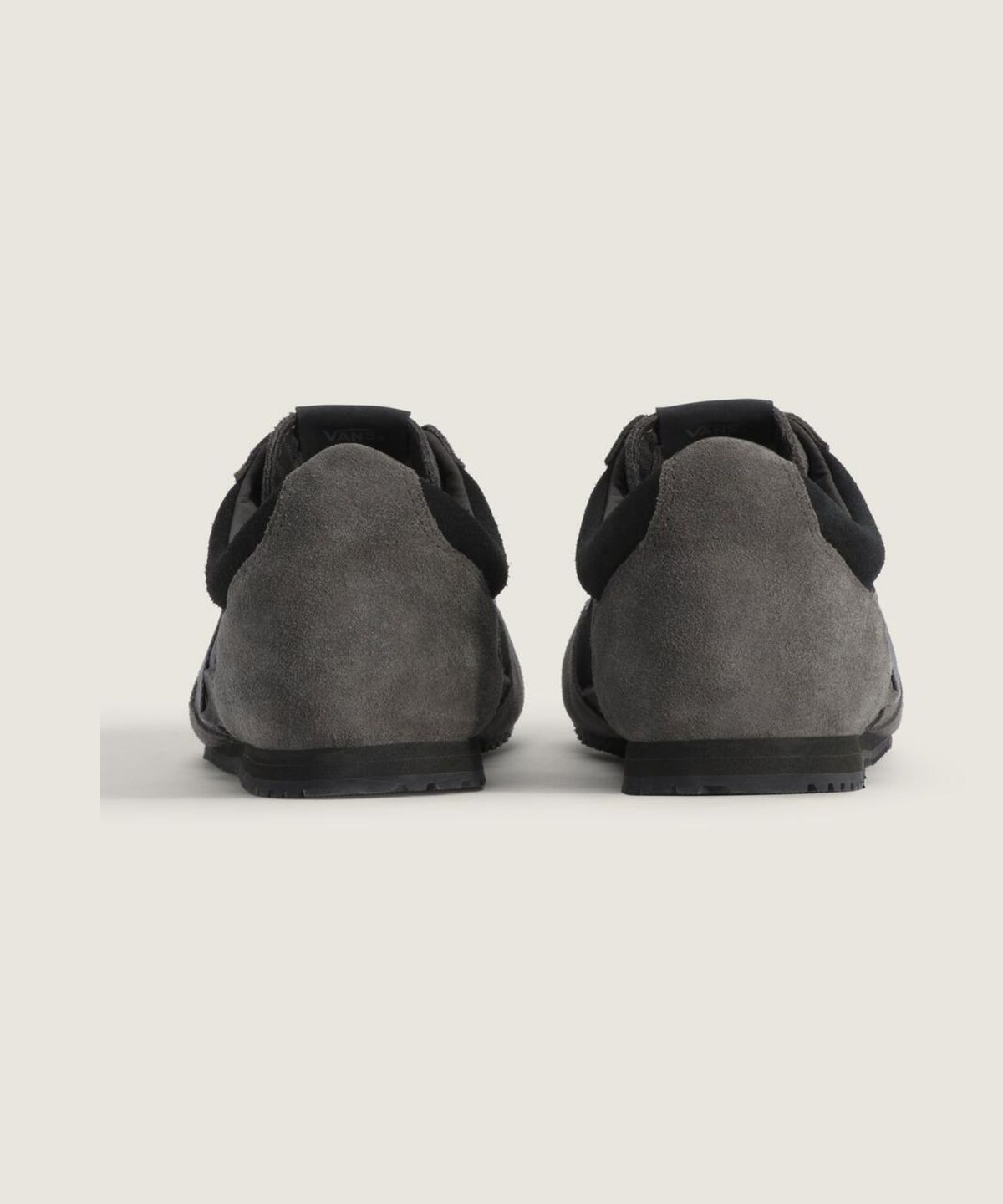 반스(VANS) 프리미엄 슈퍼 로우 프로 트레이너 LX - (엘리베이티드 스웨이드) 블랙:다크그레이 / VN000EHNGAP1