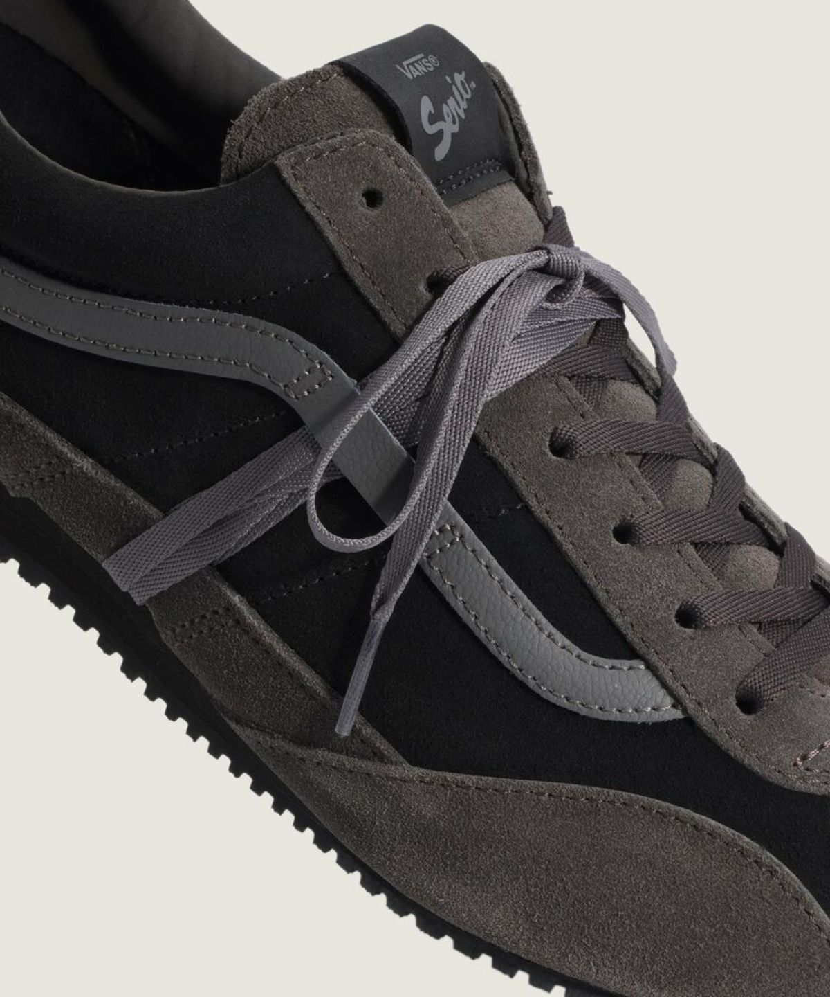 반스(VANS) 프리미엄 슈퍼 로우 프로 트레이너 LX - (엘리베이티드 스웨이드) 블랙:다크그레이 / VN000EHNGAP1