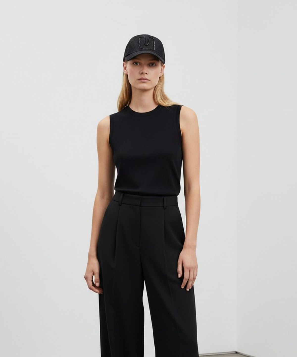 유니버셜 케미스트리(UNIVERSAL CHEMISTRY) Applique U Black Denim Ballcap 워싱볼캡