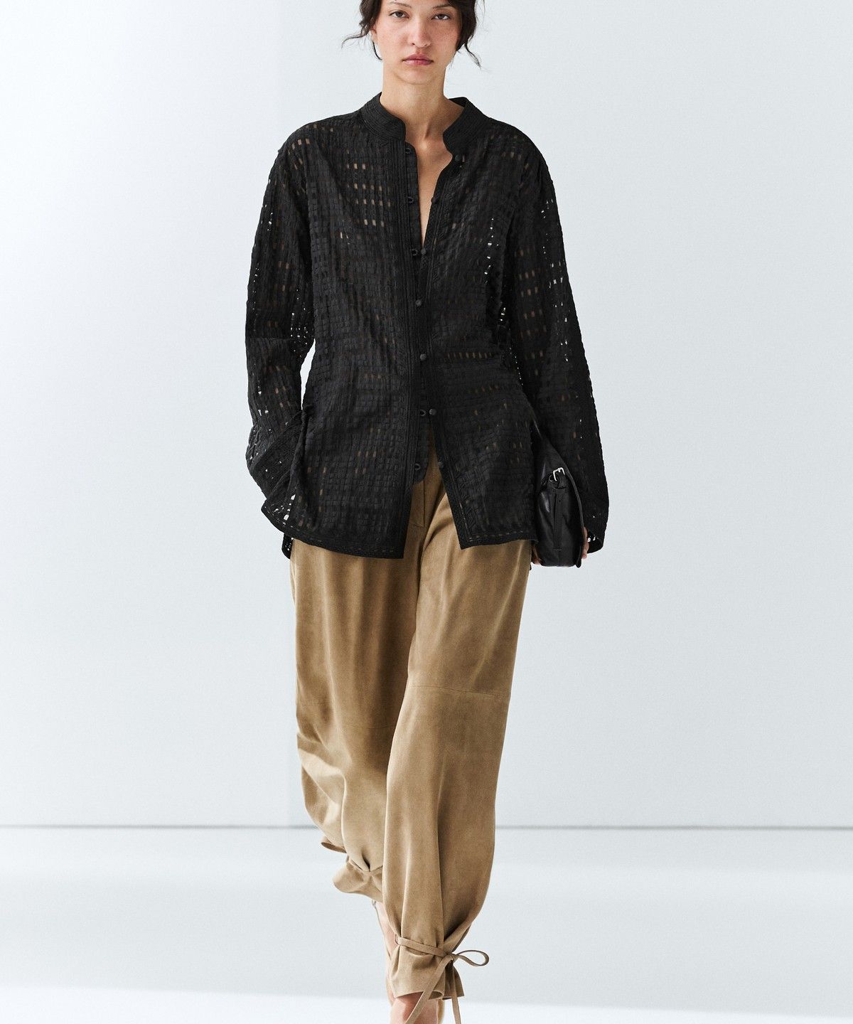 마시모두띠(MASSIMO DUTTI) 자수 디테일 플루이드 셔츠