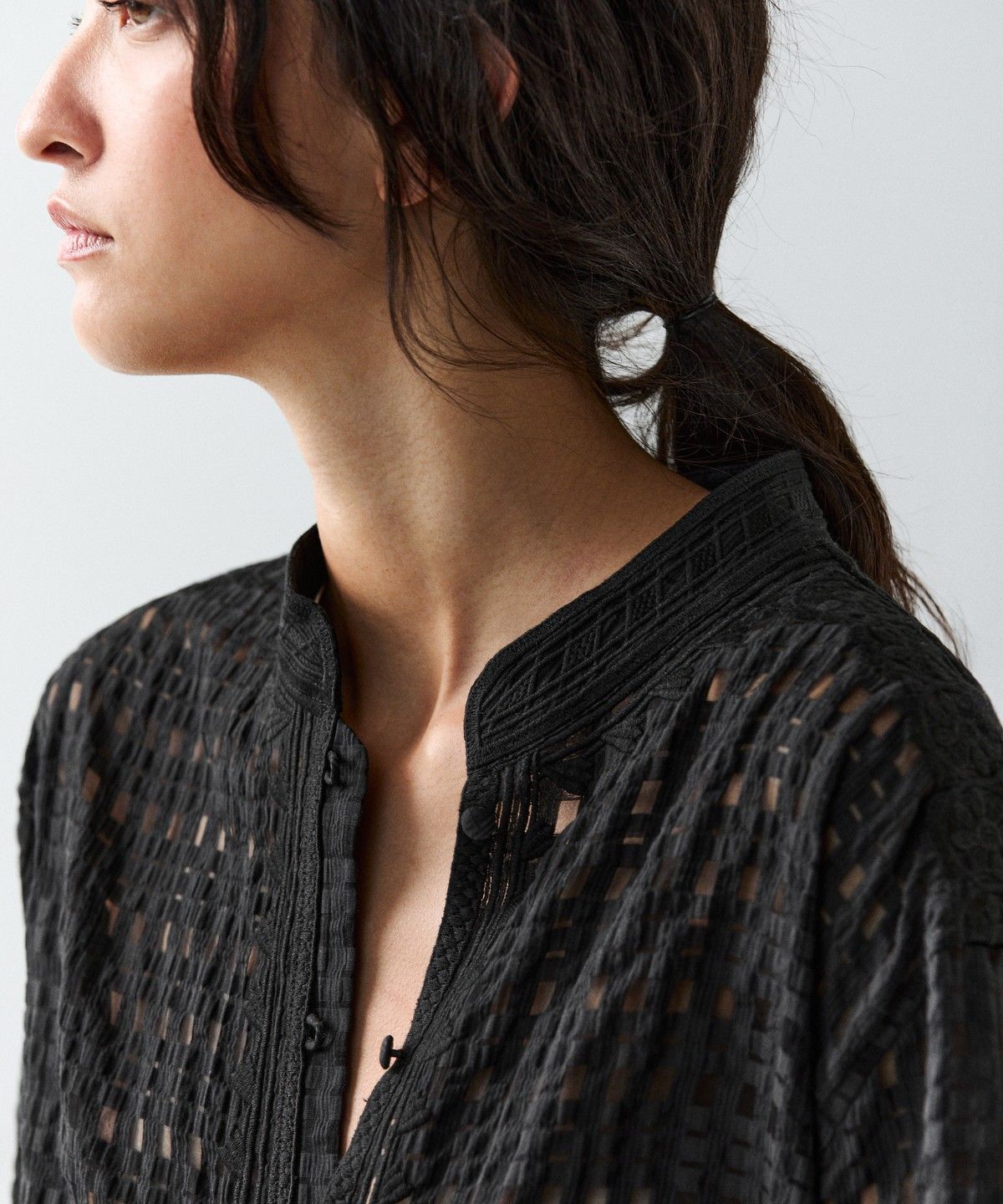 마시모두띠(MASSIMO DUTTI) 자수 디테일 플루이드 셔츠