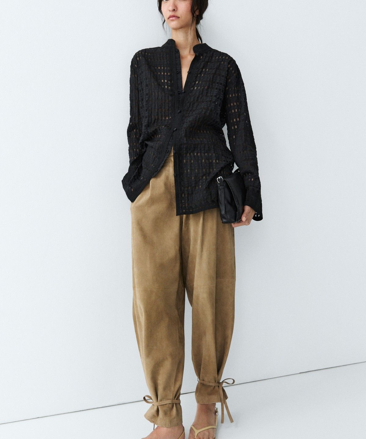 마시모두띠(MASSIMO DUTTI) 자수 디테일 플루이드 셔츠
