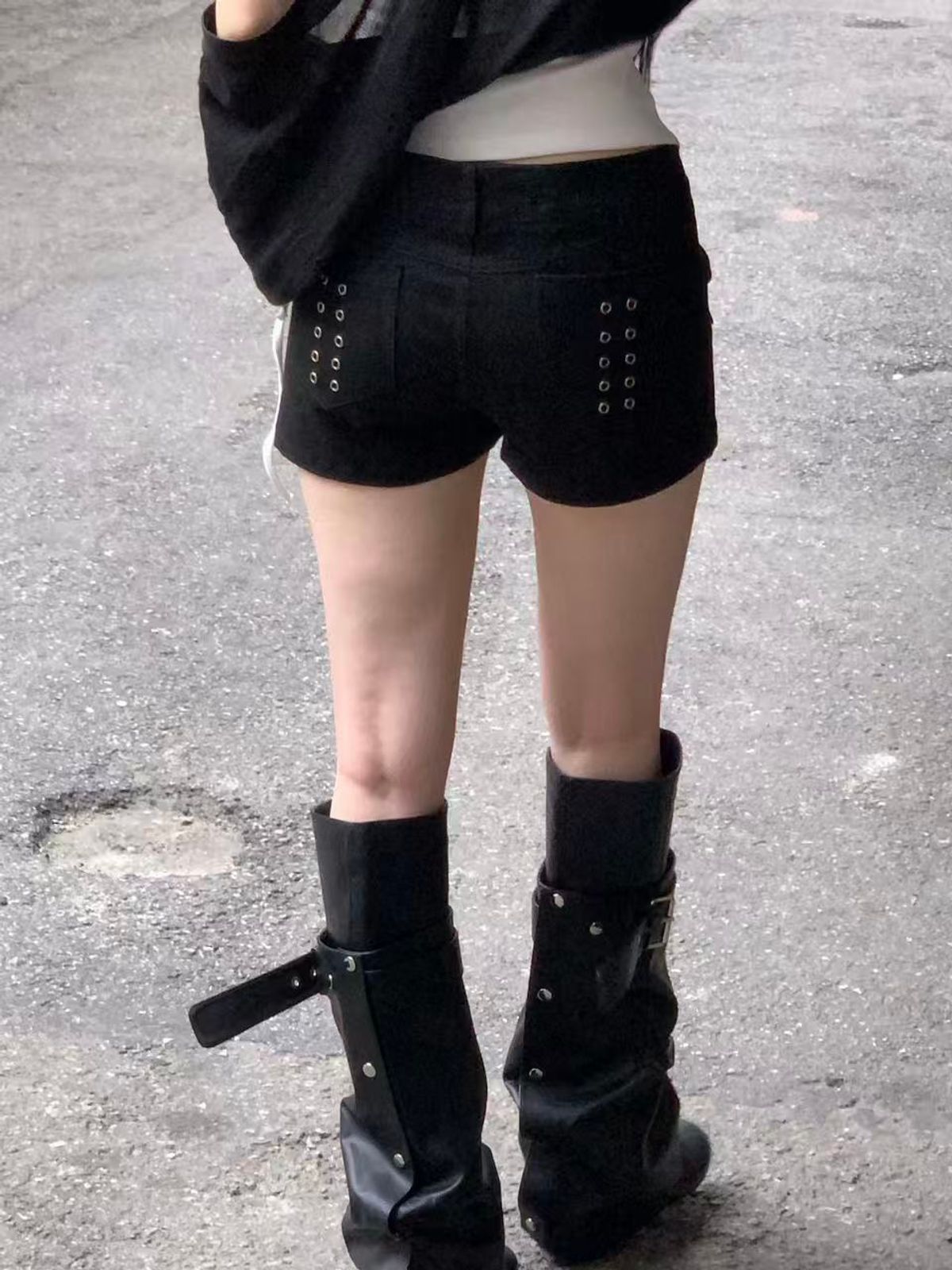 리버뉴스(LIBERALNEWS) BLACK THORN DENIM SHORTS_BLACK
