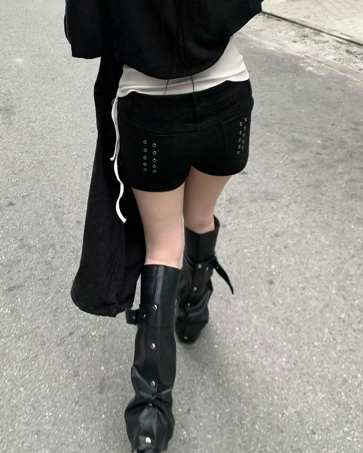 리버뉴스(LIBERALNEWS) BLACK THORN DENIM SHORTS_BLACK