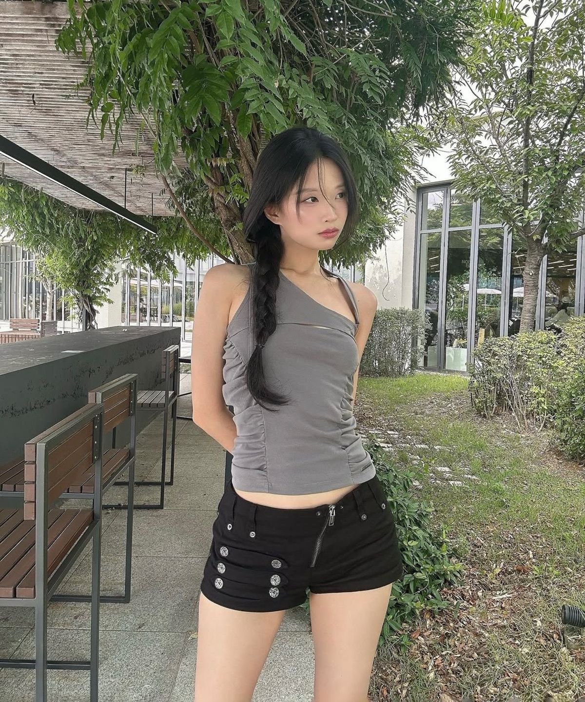 이네기(INEGI) Curved Shirring Slit Top (taupe)
