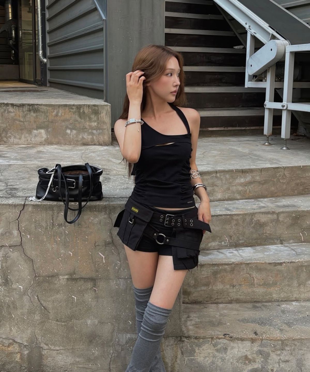 이네기(INEGI) Curved Shirring Slit Top (black)