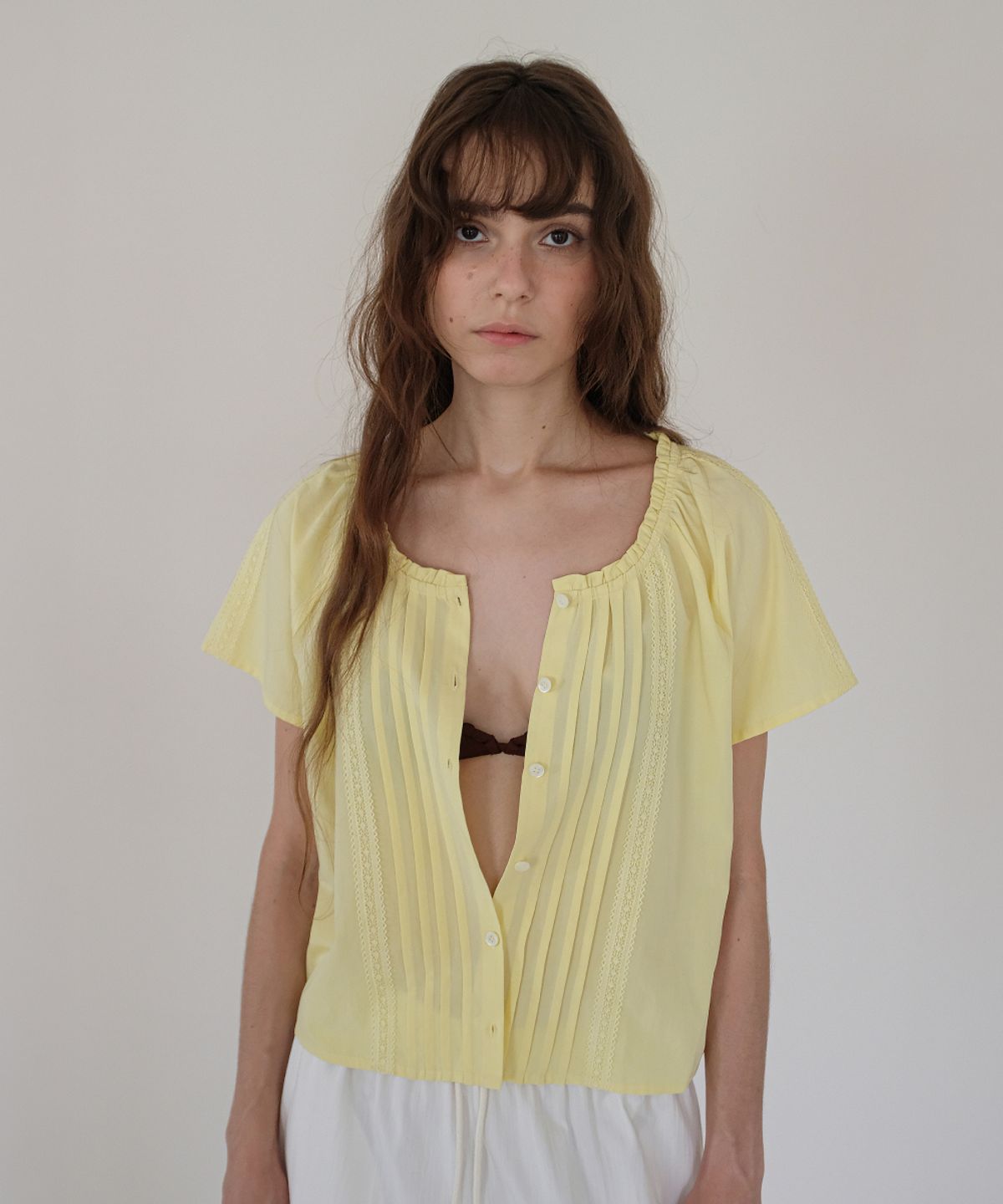 토아베(TOAVE) Sol Pintuck Lace Blouse (Lemon yellow)