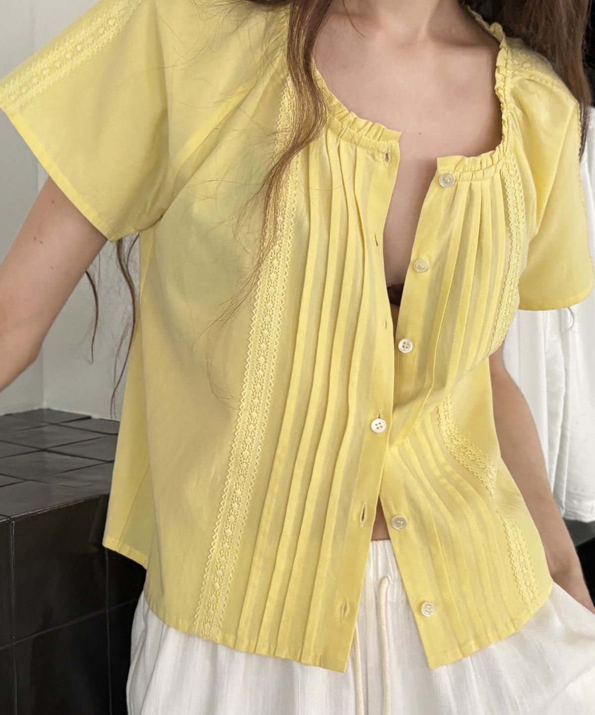 토아베(TOAVE) Sol Pintuck Lace Blouse (Lemon yellow)