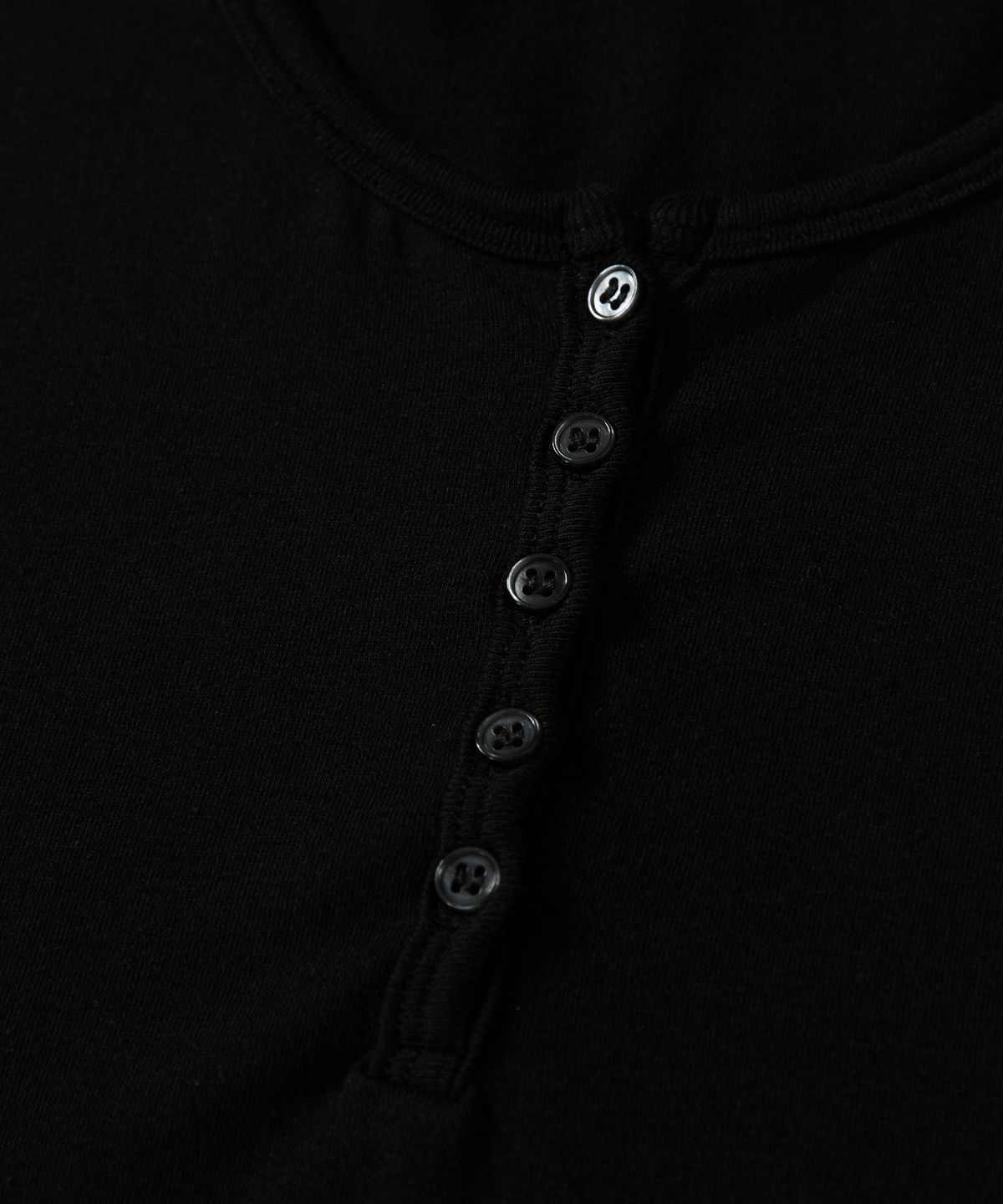 애즈온(ASON) EVER BUTTON TEE / BLACK