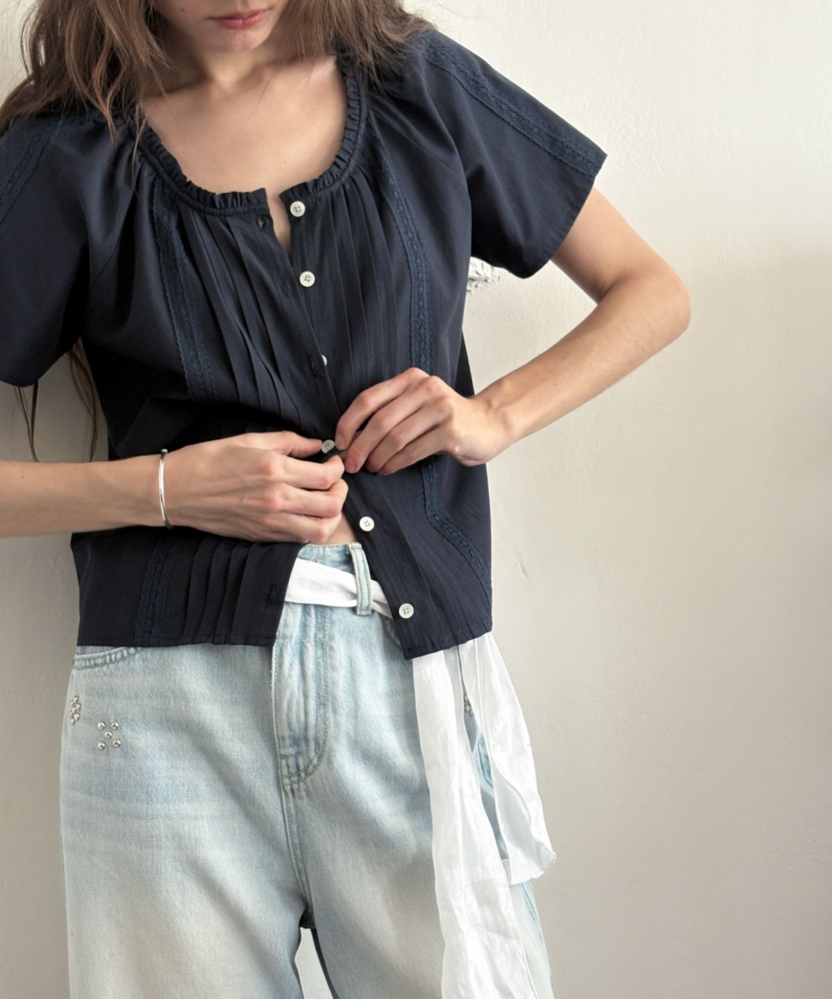 토아베(TOAVE) Sol Pintuck Lace Blouse (Navy)