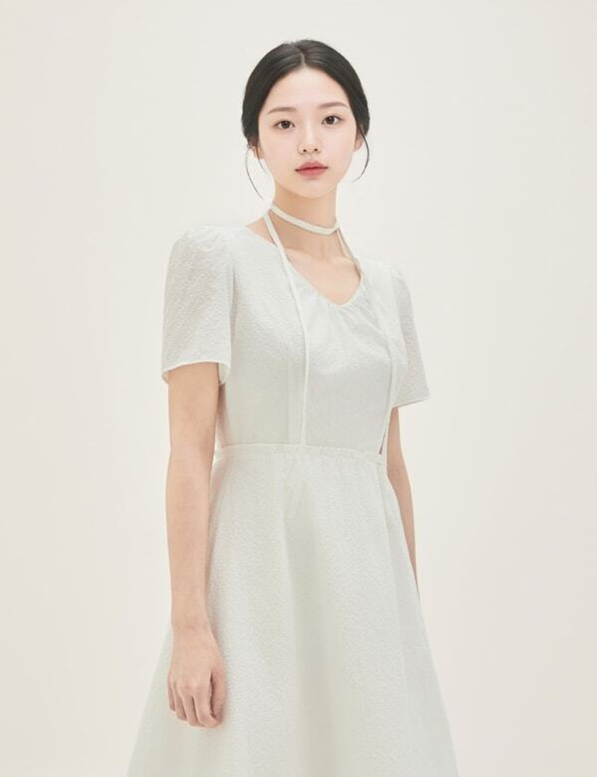 로엠(ROEM) 넥 리본끈 디테일 롱 원피스 RMOWG38R11