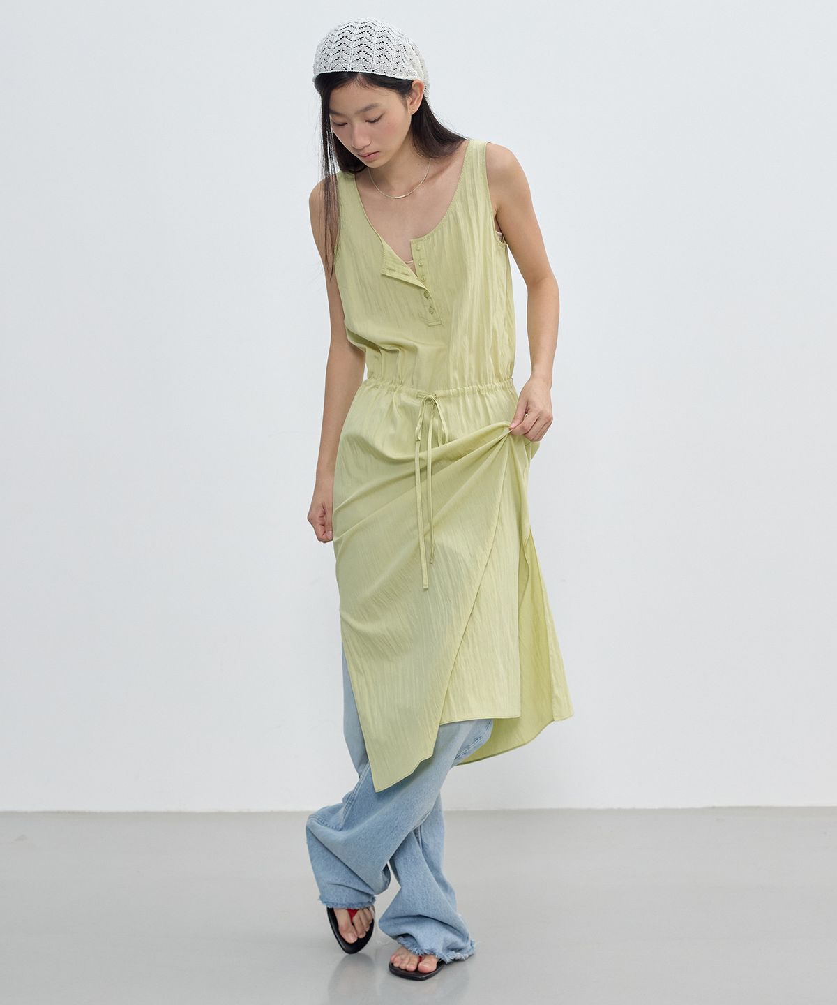 시티브리즈(CITYBREEZE) 나일론 헨리넥 슬리브리스 롱 원피스_3COLORS