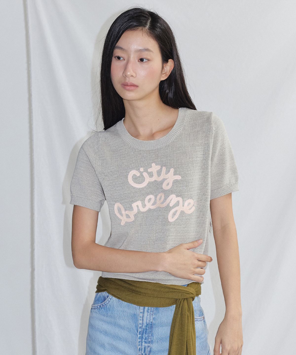 시티브리즈(CITYBREEZE) 볼드 커시브 로고 자수 라운드넥 반팔 니트_2COLORS