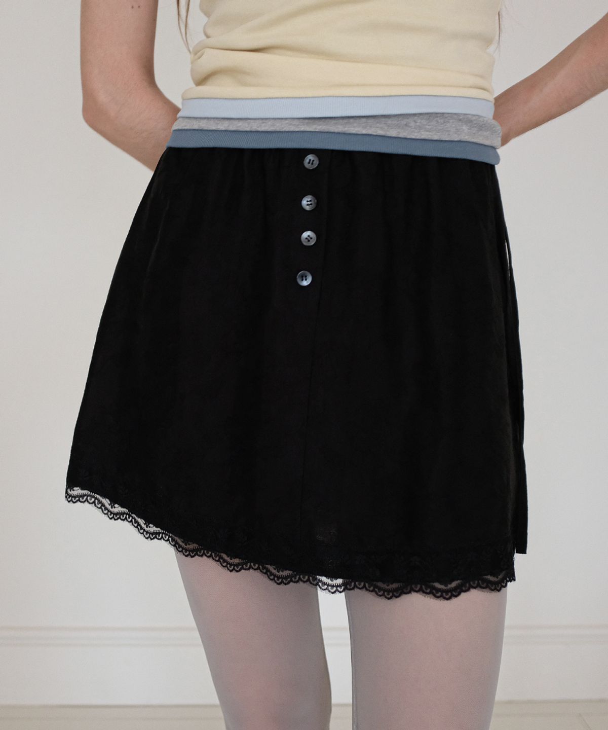 토아베(TOAVE) Lace Overlay Mini Skirt (Black)