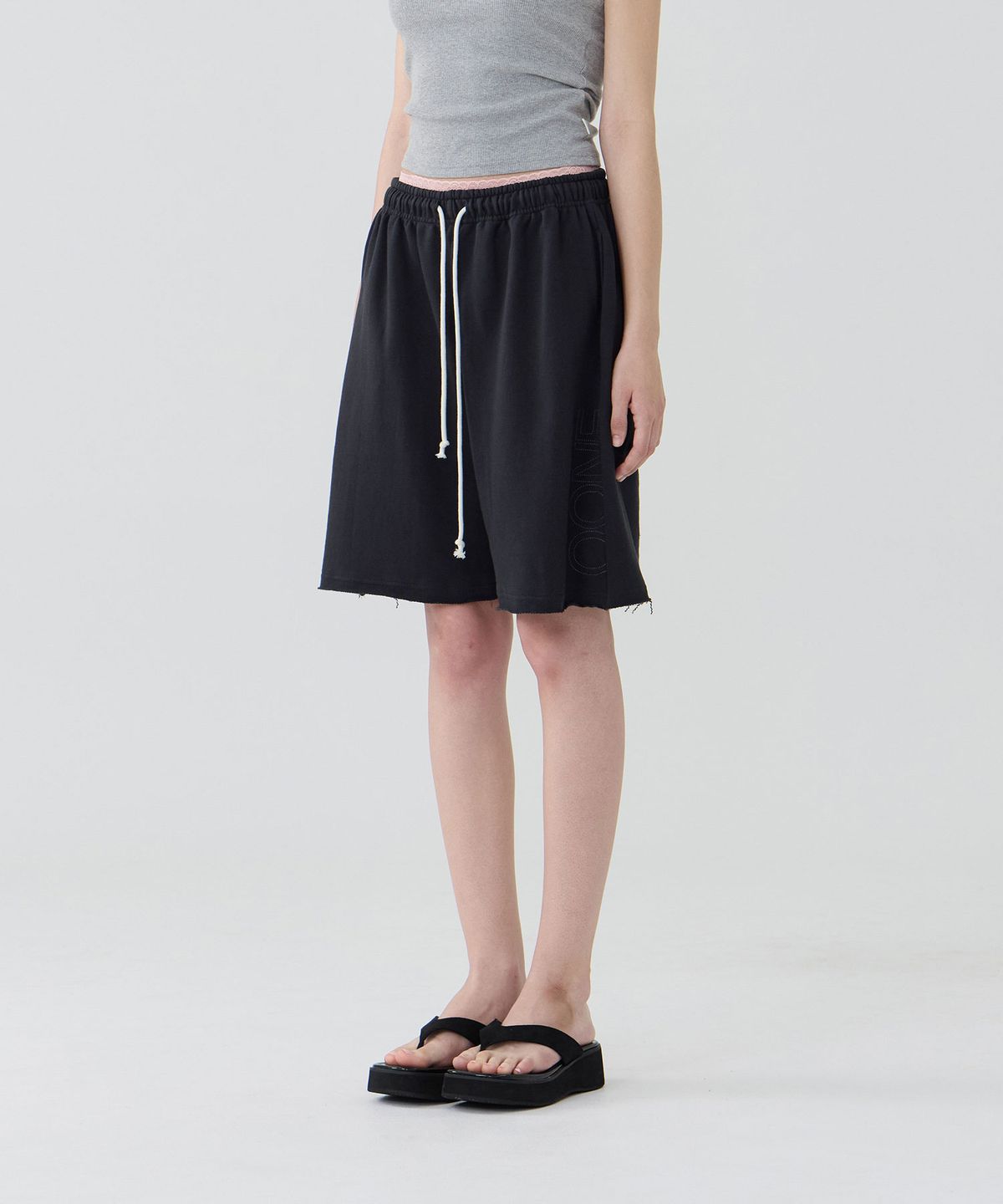 우네(OONE) Logo Stitch Bermuda Sweatpants_Charcoal