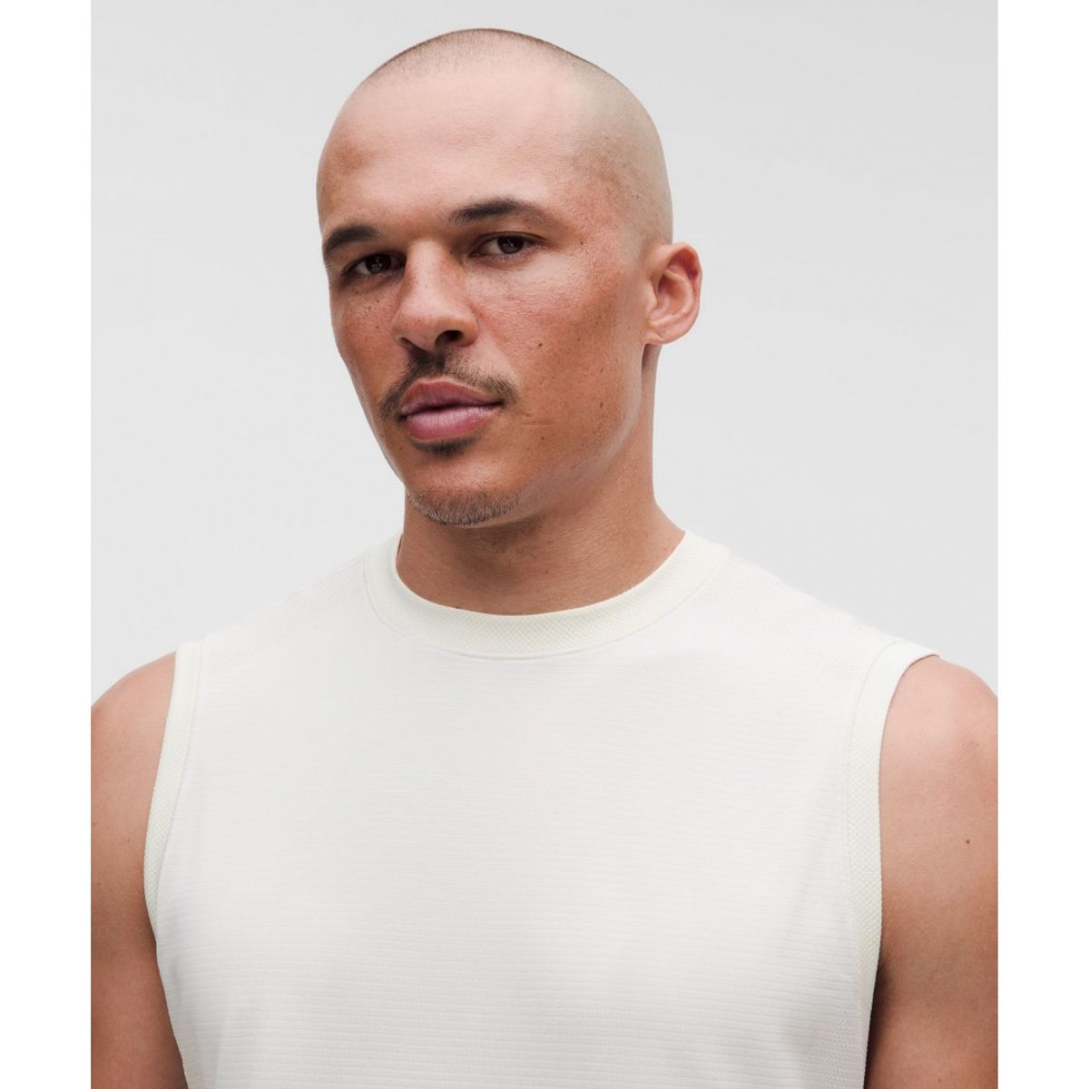 룰루레몬(LULULEMON) 메탈 벤트 테크 릴랙스 핏 슬리브리스 셔츠 *트레이닝  CABA WHT